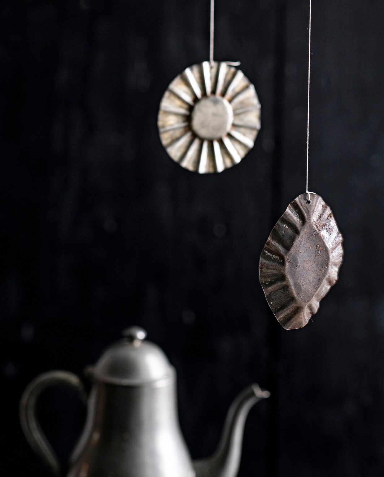 Op de wand kalkverf in kleur Black Smoke van Fresco (pure-original.nl). Tinnen theepot en bakvormen (jolandelijk.nl). Overig privébezit. vtwonen 13-2021 | productie &amp; styling Marlies Does | fotografie Louis Lemaire