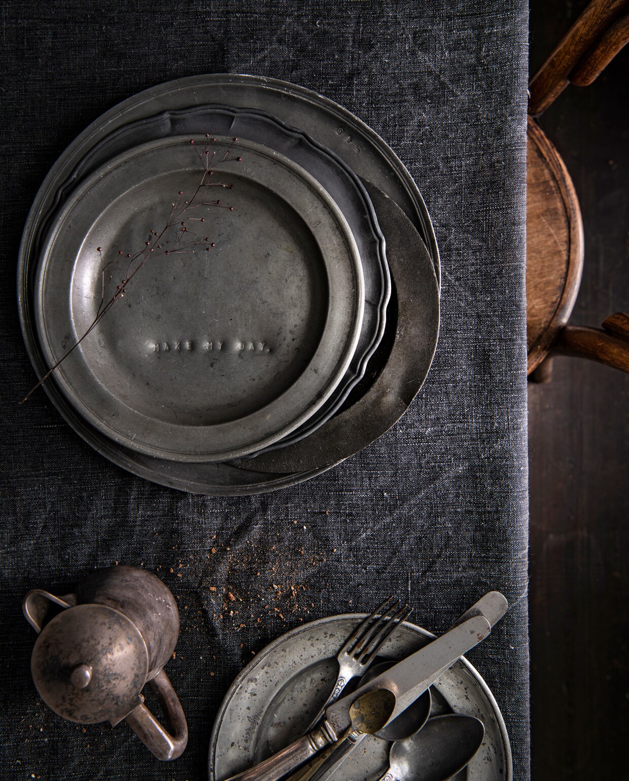 Tinnen bakvormen, borden en bestek (jolandelijk.nl). Linnen tafelkleed (hm.com). Thonet stoel (com-anders.nl). vtwonen 13-2021 | productie &amp; styling Marlies Does | fotografie Louis Lemaire