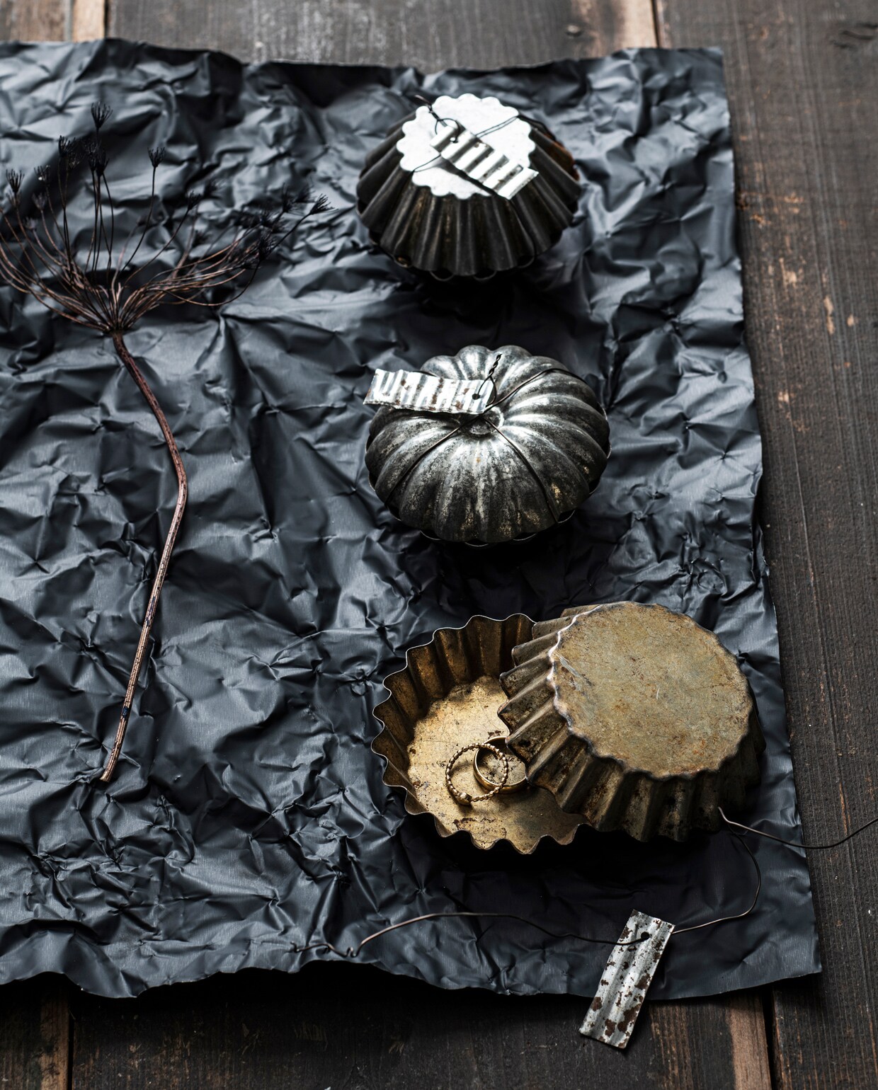 Tinnen bakvormen (jolandelijk.nl). Overig privébezit. vtwonen 13-2021 | productie &amp; styling Marlies Does | fotografie Louis Lemaire