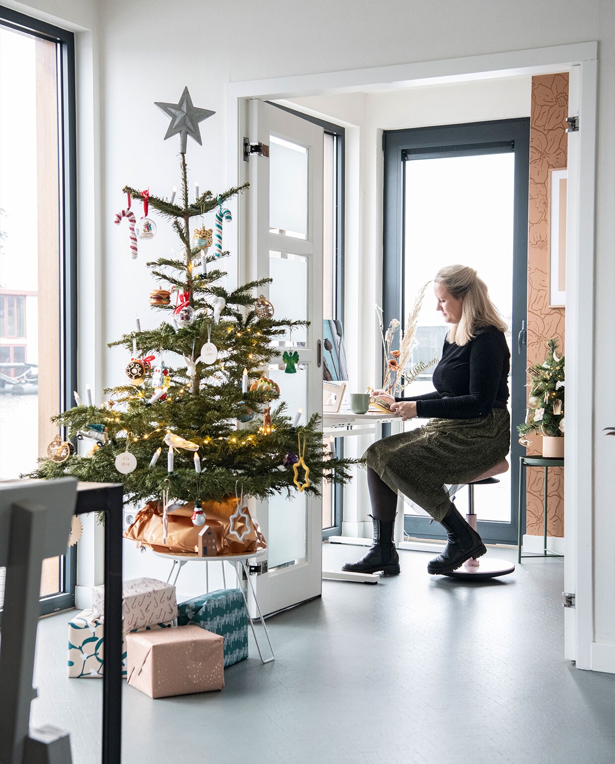 Kerstboom op standaard Kerstboombox. Kruk LavaBird. Behang Roomblush. Bijzettafel Ikea. Bureau herkomst onbekend. vtwonen 12-2021 | productie Insidehomepage | styling Laura Gommans | fotografie Louis Lemaire tekst Inge van Lieshout | tekstbewerking Erik Jager
