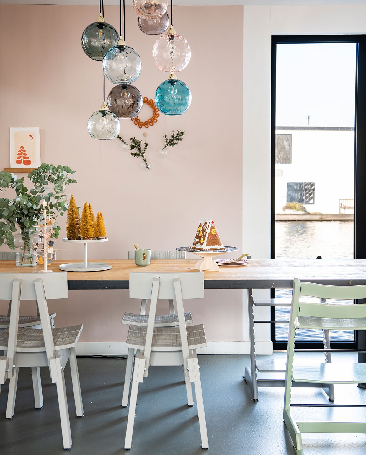 Eettafel Van Dijk &amp; Ko. Stoelen Piet Hein Eek X Ikea. Hanglamp Illaria via Made. Kinderstoelen Stokke. Taartplateaus Prchtg (links) en Engel. Overig herkomst onbekend. vtwonen 12-2021 | productie Insidehomepage | styling Laura Gommans | fotografie Louis Lemaire tekst Inge van Lieshout | tekstbewerking Erik Jager