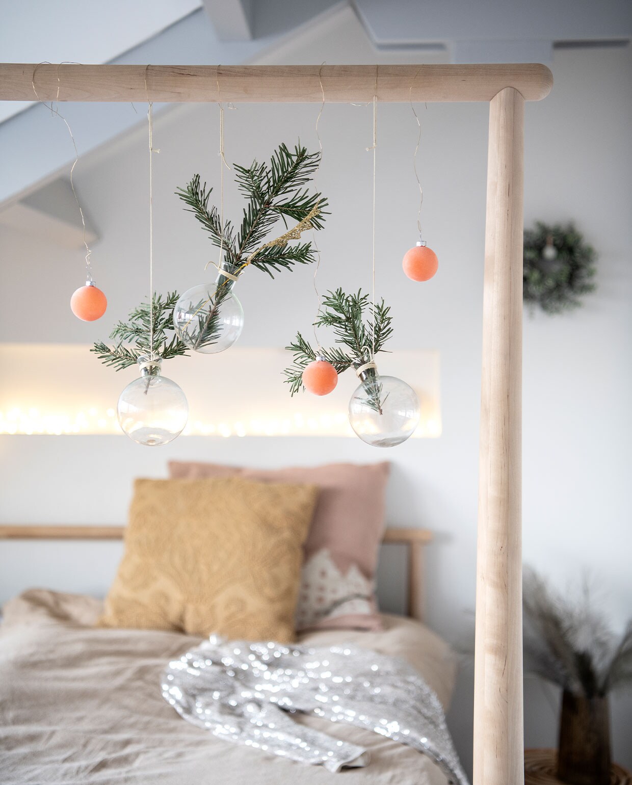 Bed Gjöra van Ikea. Kussen bruin Loods 5, kussen roze V. at the City. vtwonen 12-2021 | productie Insidehomepage | styling Laura Gommans | fotografie Louis Lemaire tekst Inge van Lieshout | tekstbewerking Erik Jager