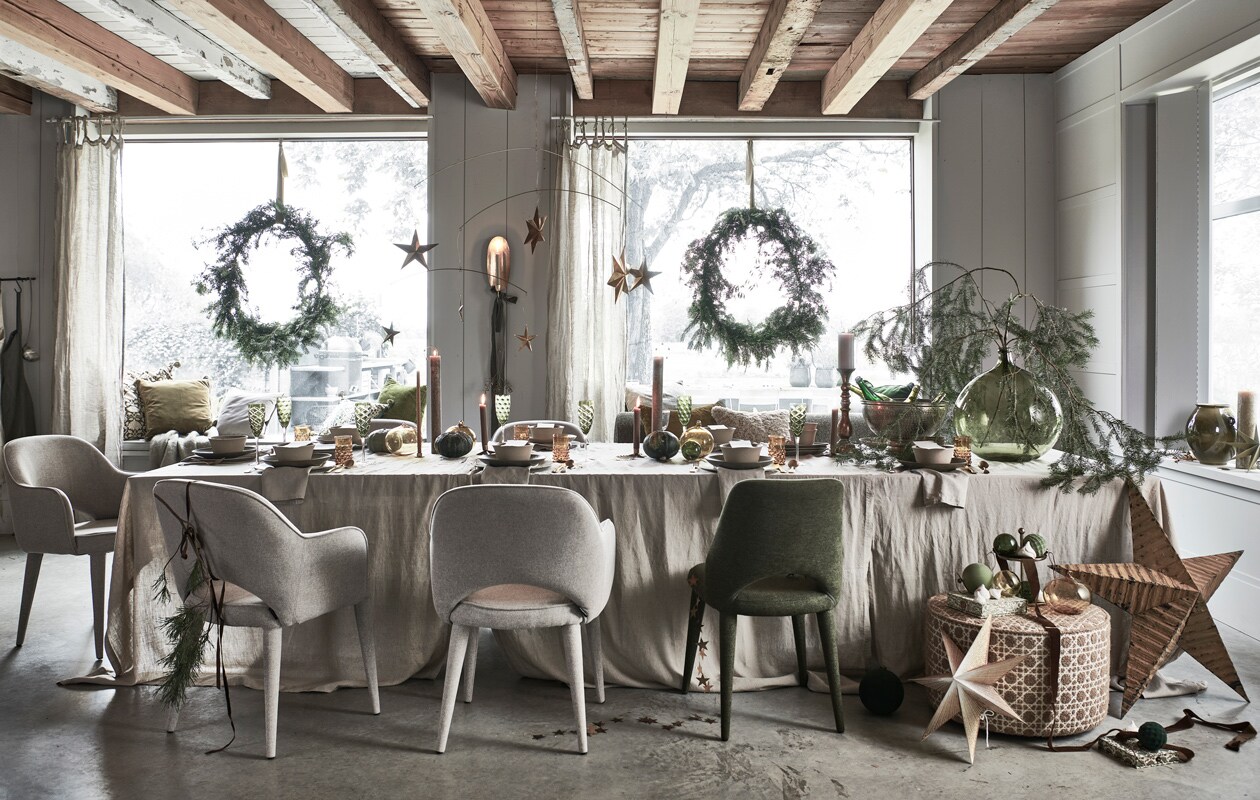 Takken en kransen, prijs op aanvraag (tuinvanjudith.wordpress.com). Om de tafel: linnen schort € 24,99, linnen gordijnen, set van 2 € 69,99, gouden etagère € 19,99 (hm.com). Groen linnen schort € 30,- (paviljoennoord.com). Beige gestoffeerde stoelen van Pols Potten, per stuk € 425,- (vtwonen.nl). Groen gestoffeerde stoel € 355,- (polspotten.nl). Poef met print, prijs op aanvraag (vantil.nl). Eetkamerbank van Menu (designtales.nl). Bladeren gemaakt van kralen (letoile.store). Gouden wandkandelaar € 40,-, papieren ster € 17,-, dozen van decoratief papier, set van 2 € 17,- (bungalow.dk). Gouden metalen slinger van sterren € 22,95 (weldaad.com). Groene stoffen kerstballen, per stuk vanaf € 5,50 (nordal.eu). Vintage okergele metalen ster (pietjonker.nl). Interieurontwerp Piet-Jan van den Kommer (vandenkommer.nl). Op en boven tafel: linnen tafelkleden, per stuk € 39,99, servetten, per set van 2 € 9,99 (hm.com). Groene borden, per stuk € 27,95, beige kommen, per stuk vanaf € 13,95, groene ovalen borden, per stuk, alles aardewerk van Studio Ro Smit (factor-ij.amsterdam). Beige borden, per stuk € 25,- (nordal.eu). Groene champagneglazen, set van 6 € 160,- (polspotten.nl). Okergele waterglazen, per stuk € 7,50, gouden bestek, per stuk vanaf € 6,95, okergele glazen XL kerstballen, per stuk € 24,50, gouden kandelaar voor blokkaars € 50,-, groene glazen bolvaas € 70,- (paviljoennoord.com). Gouden mini-kandelaar, kaarssteker in vorm van aureool (letoile.store). Gouden kandelaar in vorm van ster € 4,50 (weldaad.com). Smalle hoge blokkaarsen, per stuk vanaf € 15,- (allestedlund.com). Antiek zilveren wijnkoeler (pietjonker.nl). Gouden mobile met sterren € 59,99 (sissy-boy.nl). In de vensterbanken: kussens met decoratieve groene print, per stuk vanaf € 42,50, groen fluwelen kussen € 30,-grijs fluwelen kussen € 30,-, groene papieren ster € 8,- (bungalow.dk). Mohair plaid € 99,99, beige bouclé kussen € 22,99 (zarahome.com). Velours kussen in groen, okergeel en grijs (wva.nl). Groene keramieken pot € 24,99 (hm.com). Groene blokkaars € 25,50 (allestedlund.com). vtwonen 12-2021 | styling Danielle Verheul | Fotografie Sjoerd Eickmans | Tuin van Judith (groenstylist), assistentie Niels Kist, Kula van den Broek
