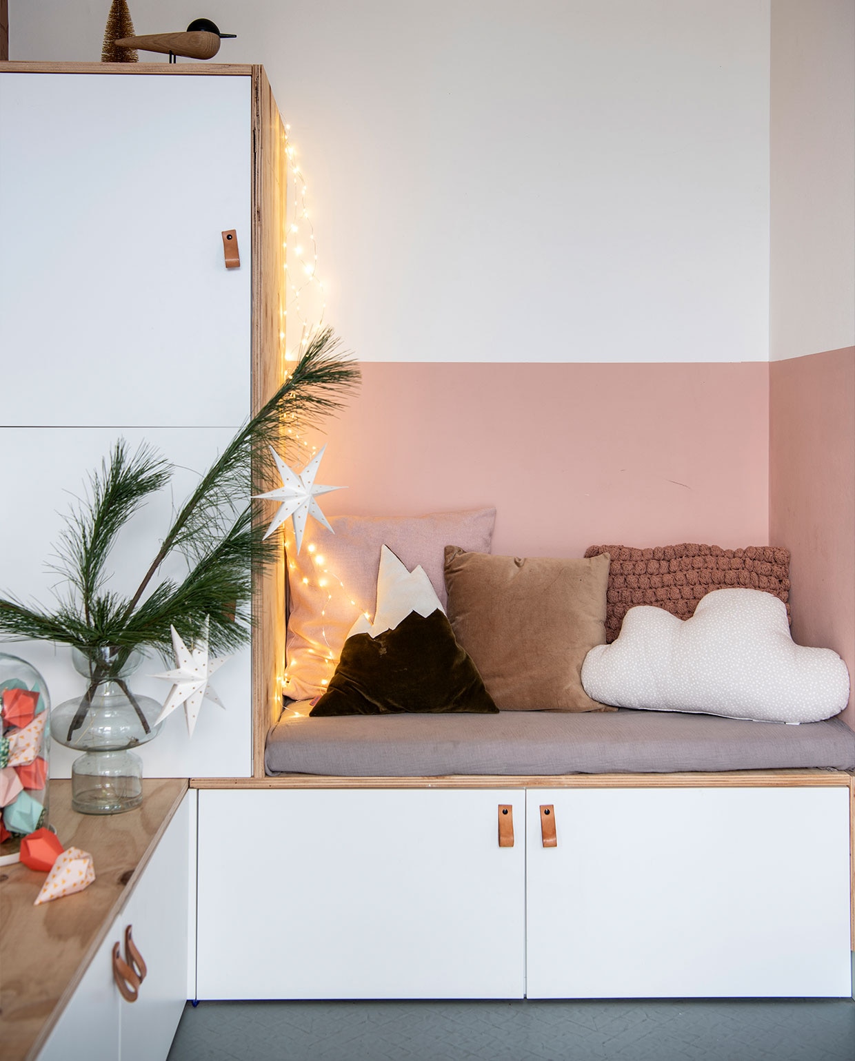 Kastenwand zelfgemaakt met underlayment en kasten Bestå van Ikea. Kussens berg Sloppop. Roze, velours, bruin en wolk-kussen H&amp;M. Vaas Casa. Houten vogel Doki Design. Kleur op wand IG PS 1066 van Karwei. Overig herkomst onbekend. vtwonen 12-2021 | productie Insidehomepage | styling Laura Gommans | fotografie Louis Lemaire