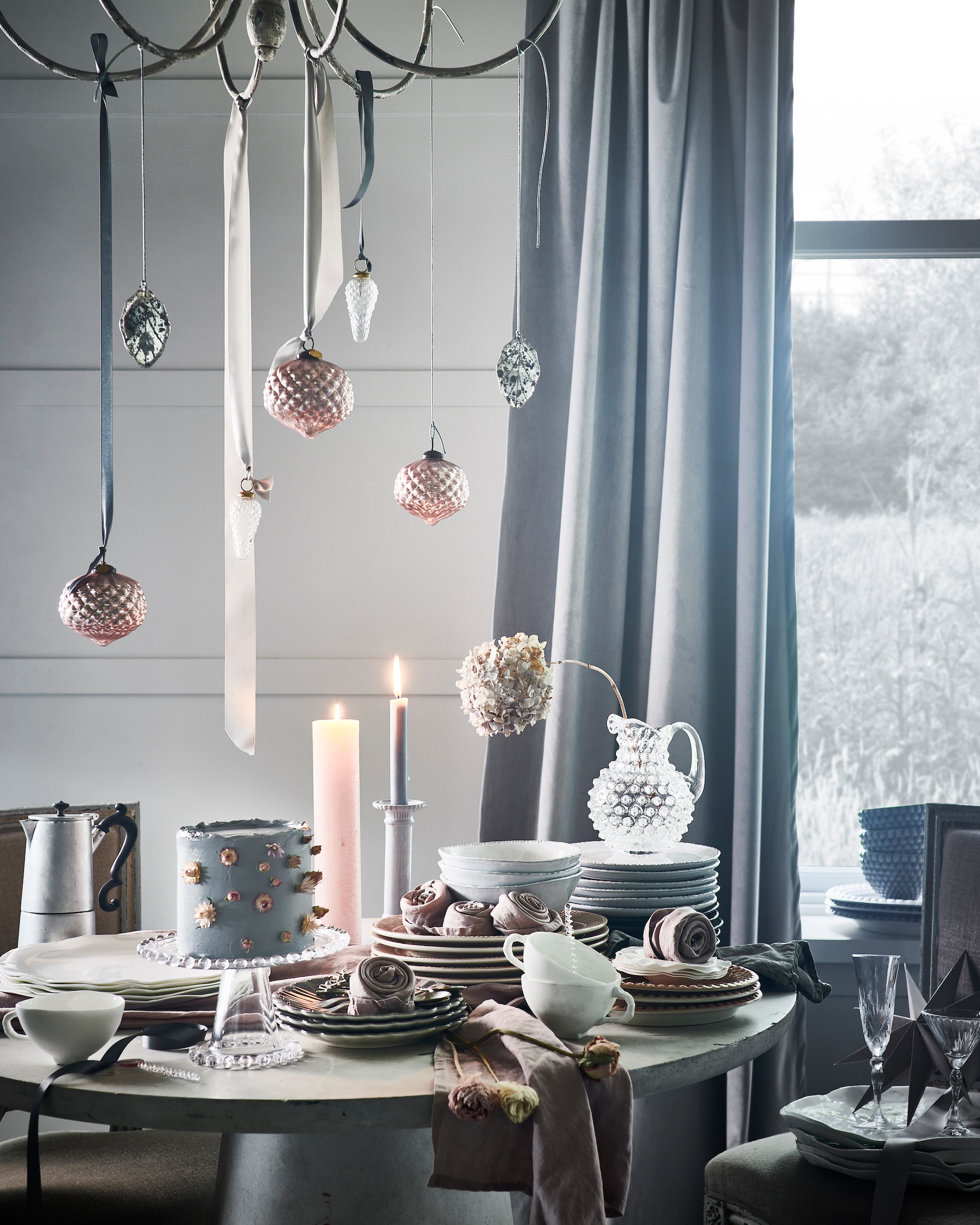 Taart, prijs op aanvraag (stickyflour.nl). Bloemen, prijs op aanvraag (tuinvanjudith.wordpress.com). Tafel € 439,- (basiclabel.nl). Antieke stoelen, per stuk (pietjonker.nl). Kroonluchter € 300,-, koffiepot € 70,-, glazen karaf € 70,- (paviljoennoord.com). Witte borden en kommen in organische vorm, per stuk vanaf € 19,75, wit porseleinen kopjes, per stuk € 24,-, zilveren gebaksvorken, per stuk € 8,50 (serax.com). Glazen plateau op voet € 14,99, witte kandelaar € 17,99, roze servetten, set van 2 € 9,99, witte terracotta kommen en borden met schulprand, per stuk vanaf € 7,99 (hm.com). Grijze borden in bloemvorm, per stuk € 22,50, roze borden met reliëfrand, per stuk € 29,50, roze ovale borden met schulprand, per stuk € 20,95, grijze ovale schalen met schulprand, per stuk € 49,50, grijze kommen met schulprand, per stuk € 32,50 (zwaanzinnig.shop). Roze kerstballen, per stuk € 4,99, zilveren theelepels met vogel, per stuk € 4,99, theelepel van gedraaid glas € 3,99 (sissy-boy.nl). Roze kaars € 14,- (allestedlund.com). Champagneglas € 7,99 (zarahome.com). Grijze papieren ster € 8,- (bungalow.dk). Kerstbal dennenappel € 4,95 (weldaad.com). Gordijn gemaakt van stof (wva.nl). Interieurontwerp Piet-Jan van den Kommer (vandenkommer.nl). vtwonen 12-2021 | styling Danielle Verheul | fotografie Sjoerd Eickmans | styling Tuin van Judith (groenstylist), assistentie Niels Kist, Kula van den Broek
