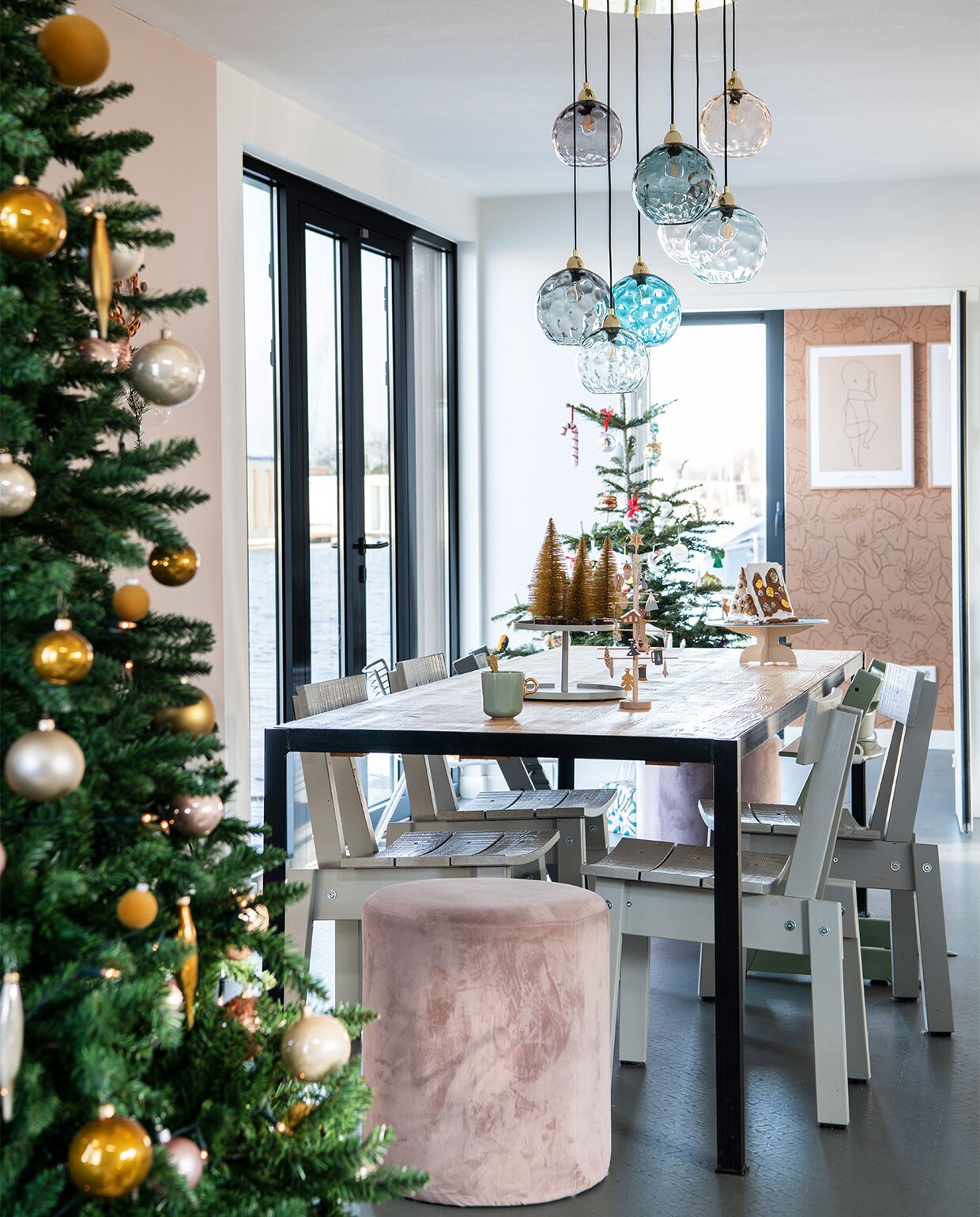 Eettafel Van Dijk &amp; Ko. Stoelen Piet Hein Eek X Ikea. Hanglamp Illaria via Made. Kinderstoelen Stokke. Taartplateaus Prchtg (links) en Engel. Overig herkomst onbekend. vtwonen 12-2021 | productie Insidehomepage | styling Laura Gommans | fotografie Louis Lemaire