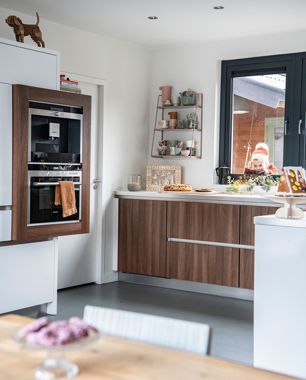 Keuken Tulp. Wandrek Jysk. Keramiek van o.a. Essenza Home, Oyoy Living Design en Lenneke Wispelwey. Oven en koffiemachine Siemens. Hond op kast cadeau gekregen. vtwonen 12-2021 | productie Insidehomepage | styling Laura Gommans | fotografie Louis Lemaire