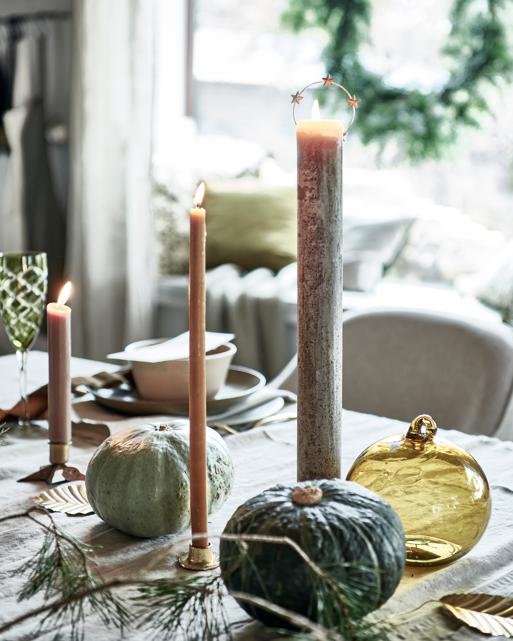 Groen champagneglas, set van 6 € 160,- (polspotten.nl). Beige gespikkeld bord € 25,- (nordal.eu). Groen bord € 27,95, beige kom € 21,95, allebei van Studio Ro Smit (factor-ij.amsterdam). Stonewashed gouden bestek, per stuk vanaf € 6,95, okergele glazen XL kerstbal € 24,50 (paviljoennoord.com). Gouden kandelaar in vorm van ster € 4,50 (weldaad.com). Gouden blaadjes, set van 3 € 6,- (bungalow.dk). Gouden mini-kandelaar € 12,90, kaars van bijenwas, set van 4 € 12,90, gouden kaarssteker in vorm van aureool € 17,90 (letoile.store). Smalle hoge groene blokkaars € 15,- (allestedlund.com). vtwonen 12-2021 | styling Danielle Verheul | fotografie Sjoerd Eickmans | tuin van Judith (groenstylist) | assistentie Niels Kist, Kula van den Broek