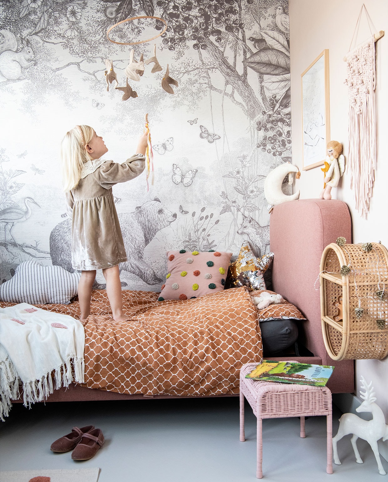 Bed, wolk-kussen, rotan wandrek Made. Behang Pimpelmees. Mobile Birds Nanami. Dekbedovertrek Witlof for Kids. Kussens stippen Hema. Kussen ster H&amp;M Home. Maanvormig object Magic Moon musical cushion van Nobodinoz. Vogelposter Mr. Starsky. Pop Angel Dille &amp; Kamille. Wandkleed Knottingonthewall. Roze rotan tafeltje Olli Ella. Kersthert Action. Muurverf Pink Nudity van Flexa. vtwonen 12-2021 | productie Insidehomepage | styling Laura Gommans | fotografie Louis Lemaire