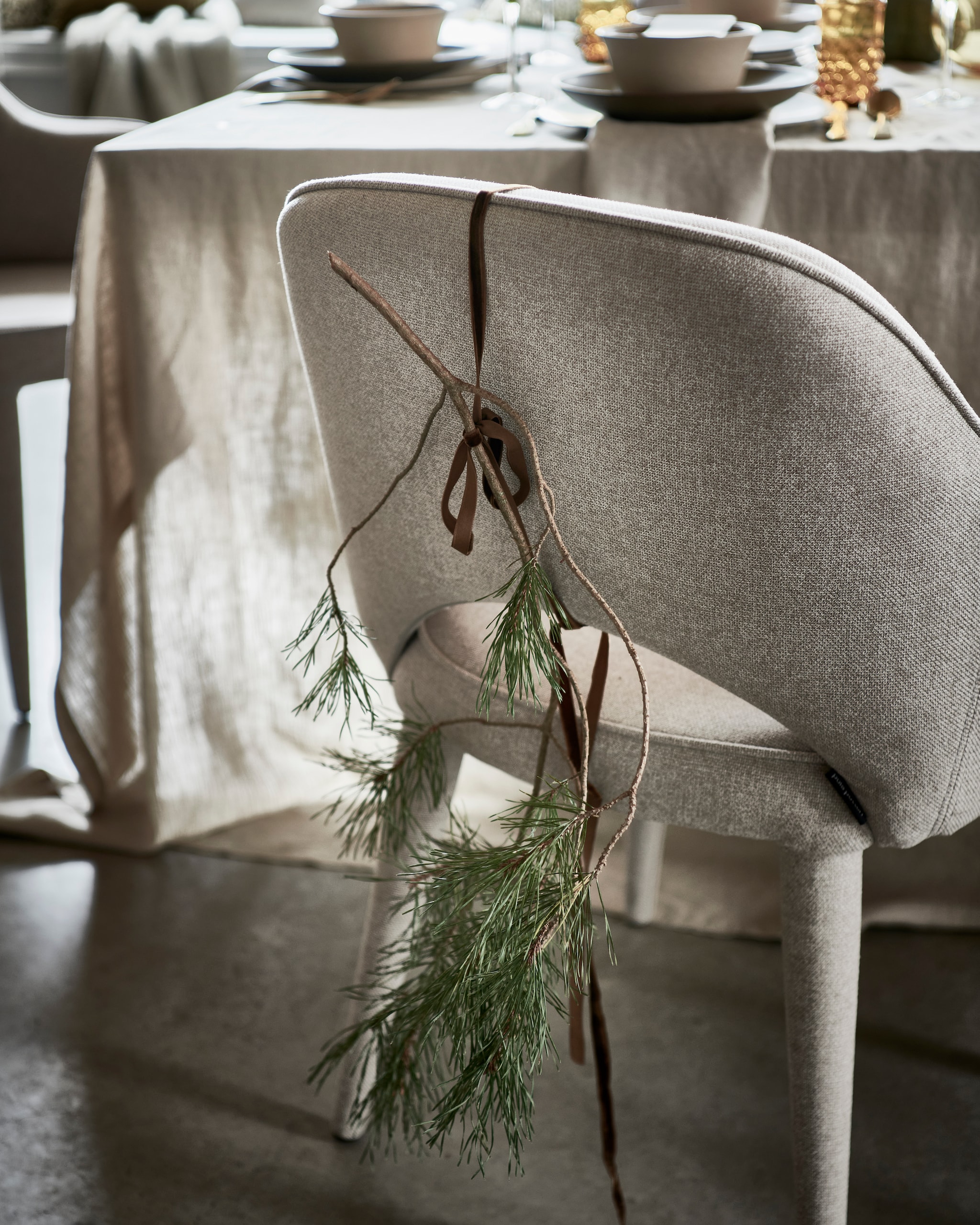gestoffeerde beige eetkamerstoel van Pols Potten € 425,- (vtwonen.nl) vtwonen 12-2021 | styling Danielle Verheul | fotografie Sjoerd Eickmans | Styling Tuin van Judith (groenstylist), assistentie Niels Kist, Kula van den Broek