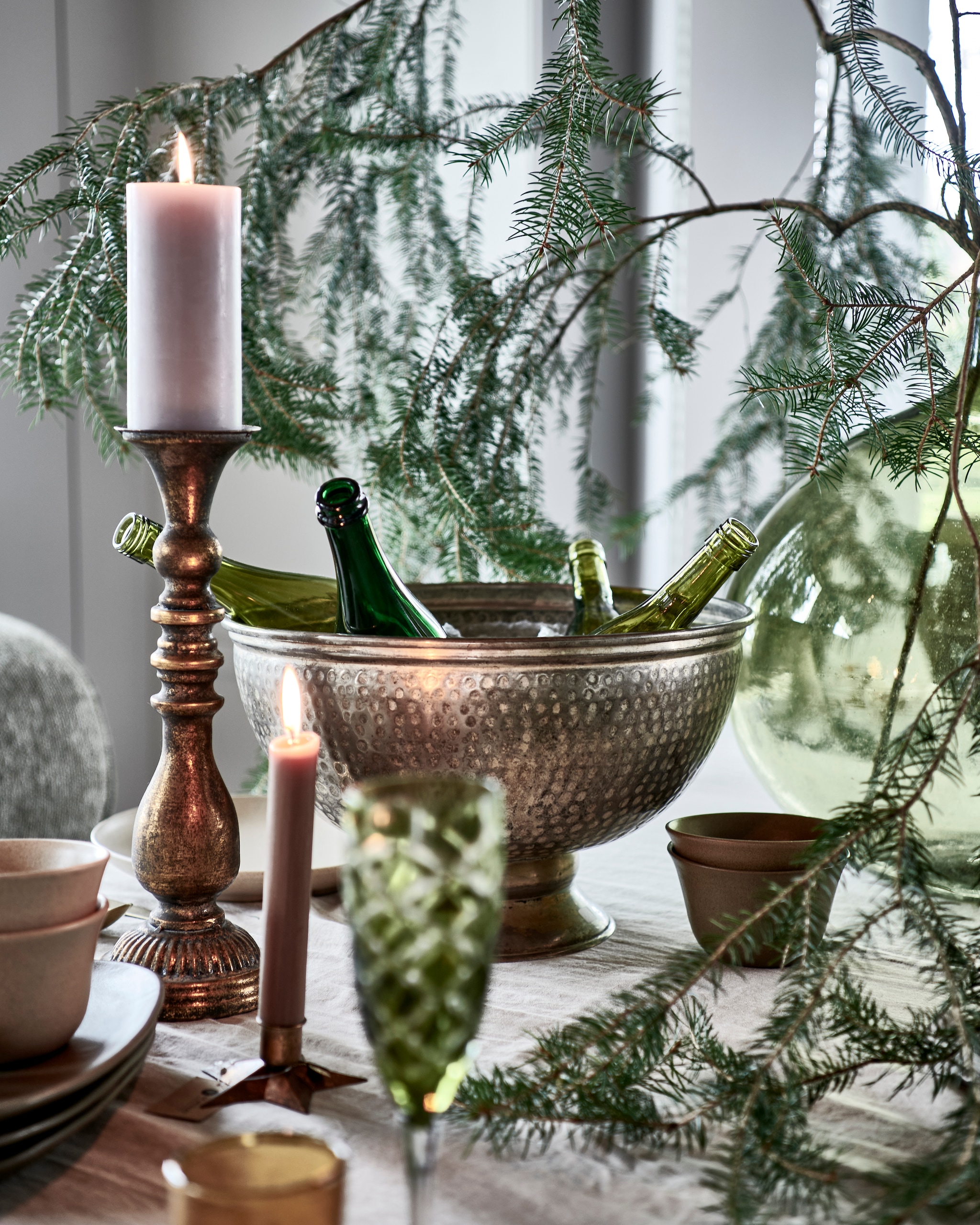 Takken, prijs op aanvraag (tuinvanjudith.wordpress.com). Groen bord € 27,95, beige kom, groen ovaal bord, alles aardewerk van Studio Rosmit (factor-ij.amsterdam). Gouden kandelaar voor blokkaars € 50,-, groene glazen bolvaas € 70,- (paviljoennoord.com). Gouden kandelaar in vorm van ster € 4,50 (weldaad.com). Antieke zilveren wijnkoeler (pietjonker.nl). vtwonen 12-2021 | styling Danielle Verheul | fotografie Sjoerd Eickmans | styling Tuin van Judith (groenstylist), assistentie Niels Kist, Kula van den Broek