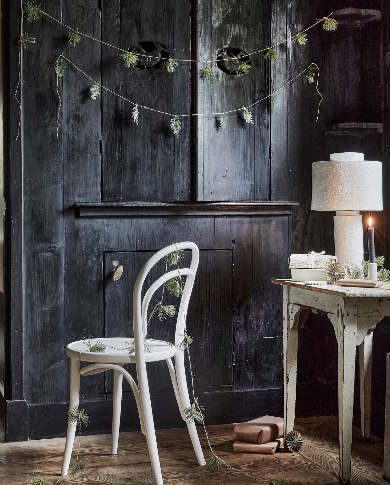 Stoel € 149,95, kandelaar € 5,95 (dille-kamille.nl). Tafeltje € 125,- (vandijkenko.nl). Tafellamp Gesso € 199,- (hkliving.nl). Papieren waaiers, per stuk € 2,75 (deens.nl). Overig privébezit. vtwonen 12-2021 | styling Marlies Does | fotografie Peggy Janssen