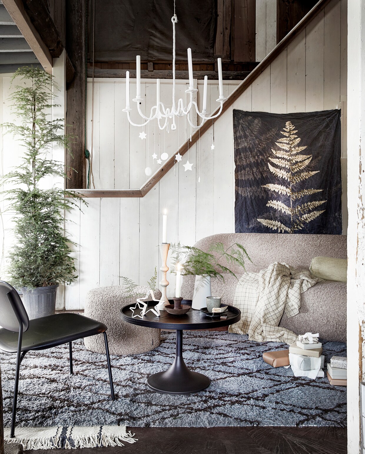 Driezitsbank Paula in stof Glore Mole € 1099,-, poef No.9 in stof Glore Mole € 149,- (sofacompany.com). Tafel Jason van Zuiver € 179,-, fauteuil Soft Edge van Hay € 215,20, zwarte kandelaar € 15,20, hoge kandelaar grijs/crème van Urban Nature Culture € 39,95 (vtwonen.nl). Berber vloerkleed € 895,-, wit handgeweven vloerkleed met strepen € 299,-, rond langwerpig kussen van ribfluweel, 70x20x20 cm € 32,95, plaid € 54,95 (hkliving.nl). Beker € 7,50 (deens.nl). Wandkleed € 290,- (blooming-label.com). vtwonen 12-2021 | styling Marlies Does | fotografie Peggy Janssen