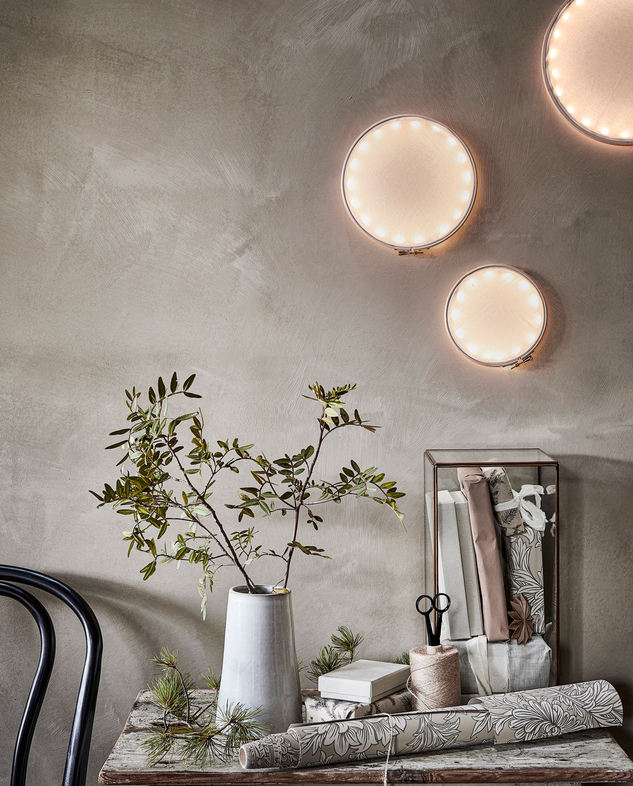 Stoel € 199,95, vaas € 19,95 (dille-kamille.nl). Stolp € 84,95 (hkliving.nl). Rol behang Chrysanthemum in de kleur Ivory/Gold € 115,- (morrisandco.sandersondesigngroup.com). Overig privébezit. vtwonen 12-2021 | styling Marlies Does | fotografie Peggy Janssen