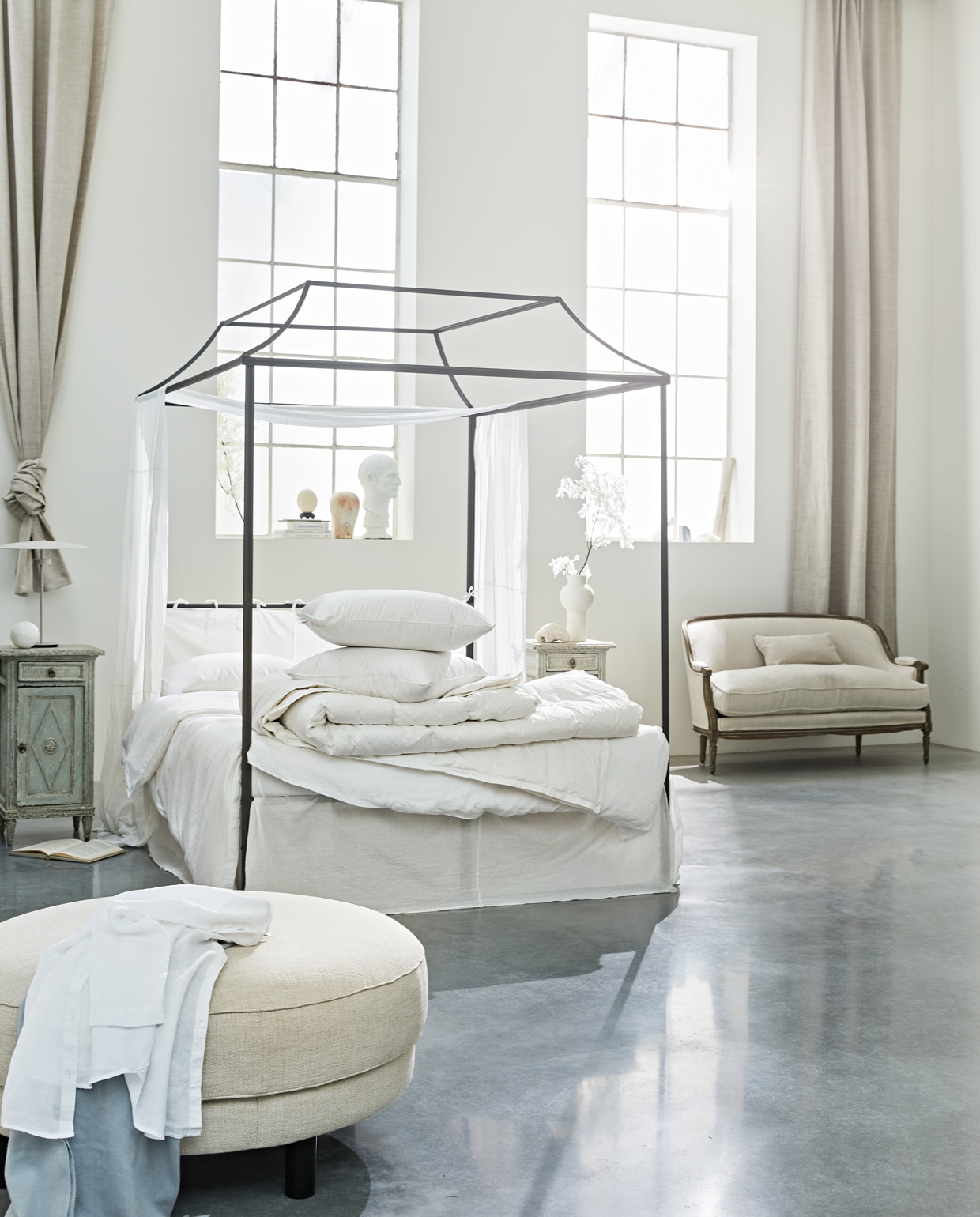 com-anders.nl (hemelbed), pietjonker.nl (nachtkastjes), prinsheerlijkantiek.nl (bank, hoofd, poef), melchiorinterieur.nl (lamp van Bolia), vtwonen.nl (vaas van HKliving). vtwonen 13-2021 | Productie Tanja Saarberg | Styling Cleo Scheulderman | Fotografie  Jeroen van der Spek | Assistentie Krystel Jane Robinson