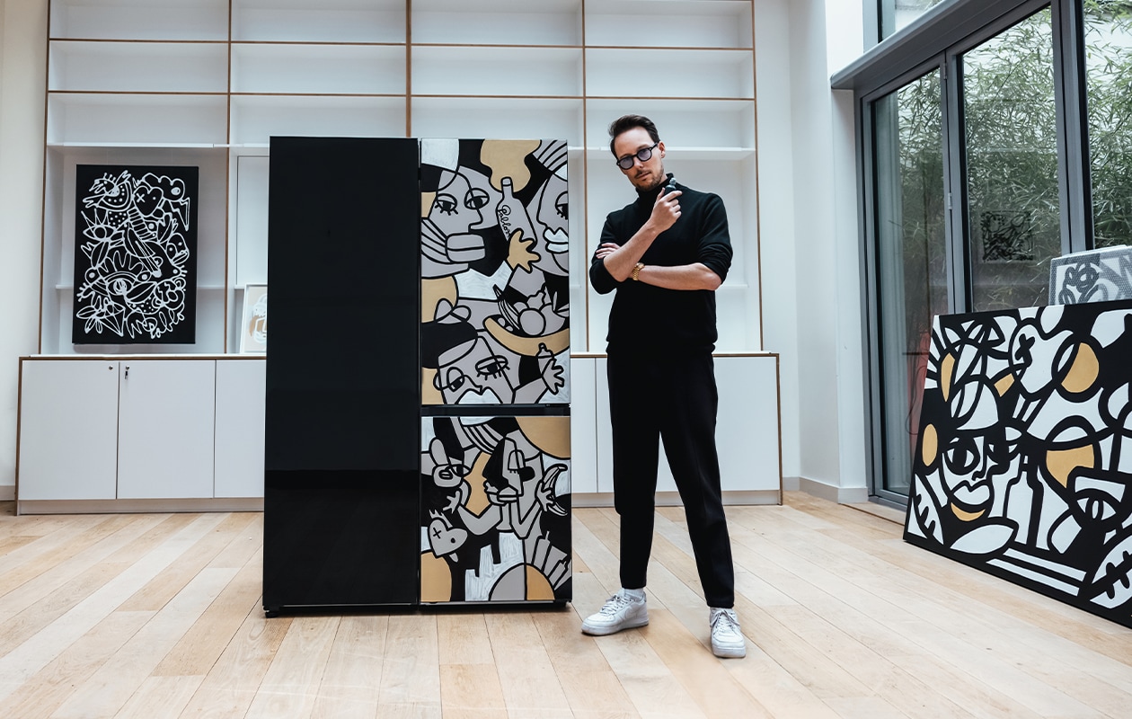 Contemporary artist Pablo Lücker naast de Samsung Bespoke koelkast. Kunstenaar Pablo Lücker neemt de Samsung Bespoke koelkast onder handen