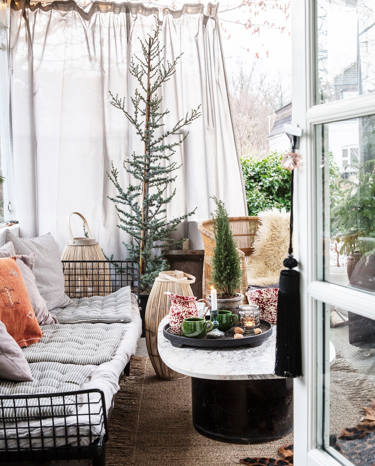 Bank en bijzettafel vintage. Kussens en spreien van Ikea, Tine K Home en uit Marokko. Stoel Tine K Home. Bamboe lantaarns Broste Copenhagen. Overig herkomst onbekend. vtwonen 12-2021 | productie LivingInside | styling Rikke Graff Juel | fotografie Christina Kayser O | tekst Christina B. Kjeldsen | tekstbewerking Jack Meijers