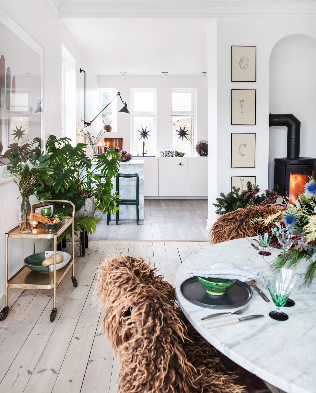 Keuken Ikea. Trolley vintage. Overig herkomst onbekend. vtwonen 12-2021 | productie LivingInside | styling Rikke Graff Juel | fotografie Christina Kayser O | tekst Christina B. Kjeldsen | tekstbewerking Jack Meijers
