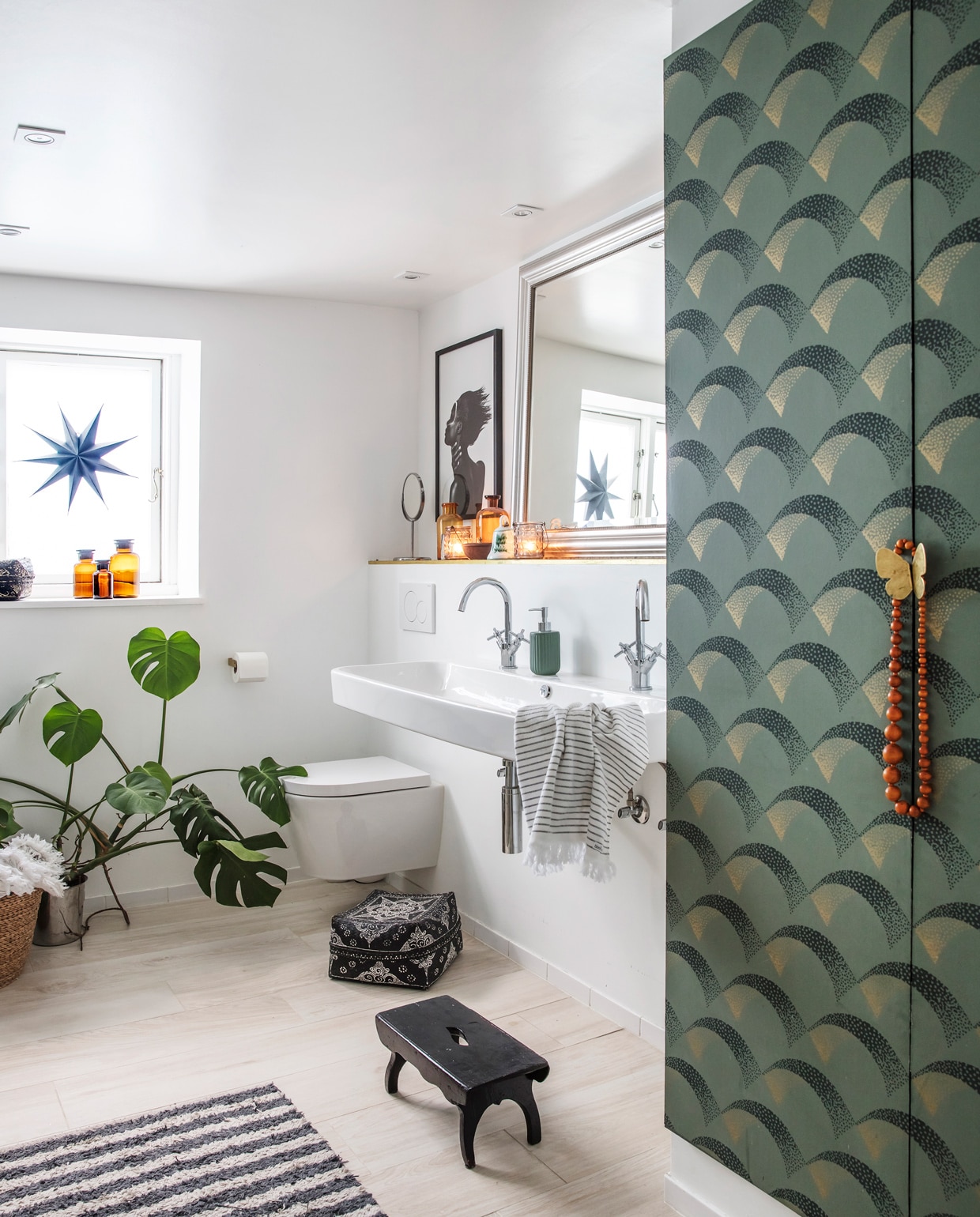 Behang Farrow &amp; Ball. Spiegel vintage winkel. Overig herkomst onbekend. vtwonen 12-2021 | productie LivingInside | styling Rikke Graff Juel | fotografie Christina Kayser O | tekst Christina B. Kjeldsen | tekstbewerking Jack Meijers