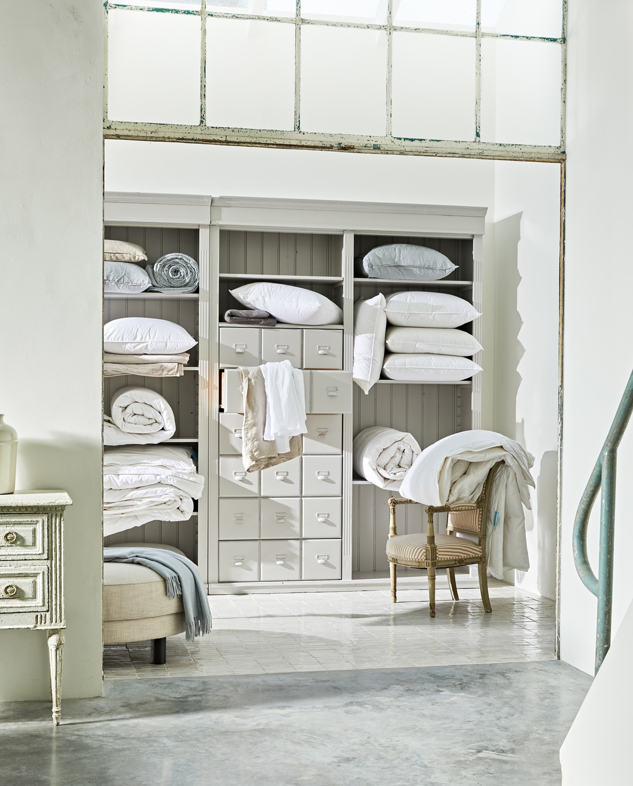 com-anders.nl (open kast), prinsheerlijkantiek.nl (fauteuil), melchiorinterieur.nl (poef), pietjonker.nl (dressoir). vtwonen 13-2021 | Productie Tanja Saarberg | Styling Cleo Scheulderman | Fotografie  Jeroen van der Spek | Assistentie Krystel Jane Robinson