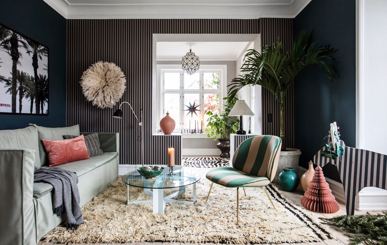 Behang met streep en monochroom Farrow &amp; Ball. Stoel en vloerlamp Gubi. Witte tafellamp erfstuk. Fotokunst The Wall Market. Overig herkomst onbekend. vtwonen 12-2021 | productie LivingInside | styling Rikke Graff Juel | fotografie Christina Kayser O