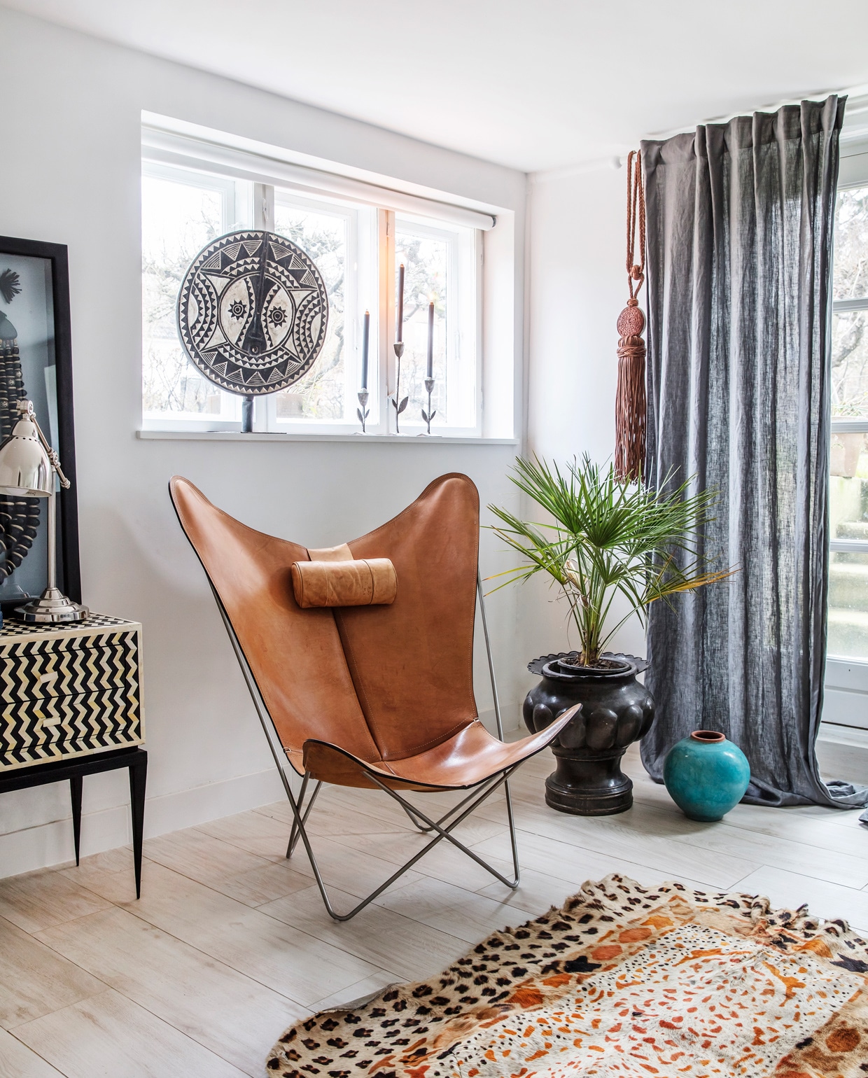 Vlinderstoel Ox Denmarq. Tafellamp Ikea. Kandelaars vintage. Overig herkomst onbekend. vtwonen 12-2021 | productie LivingInside | styling Rikke Graff Juel | fotografie Christina Kayser O