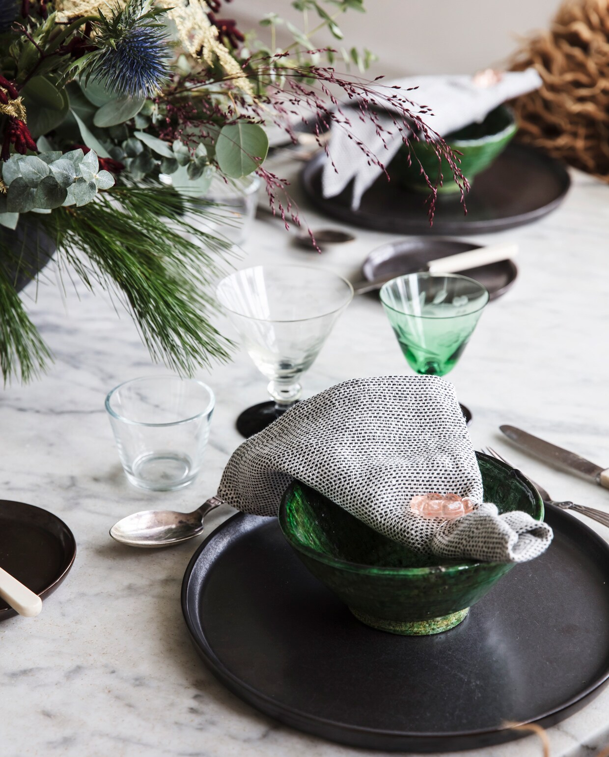 Borden Broste Copenhagen. Glaswerk erfstukken. vtwonen 12-2021 | productie LivingInside | styling Rikke Graff Juel | fotografie Christina Kayser O