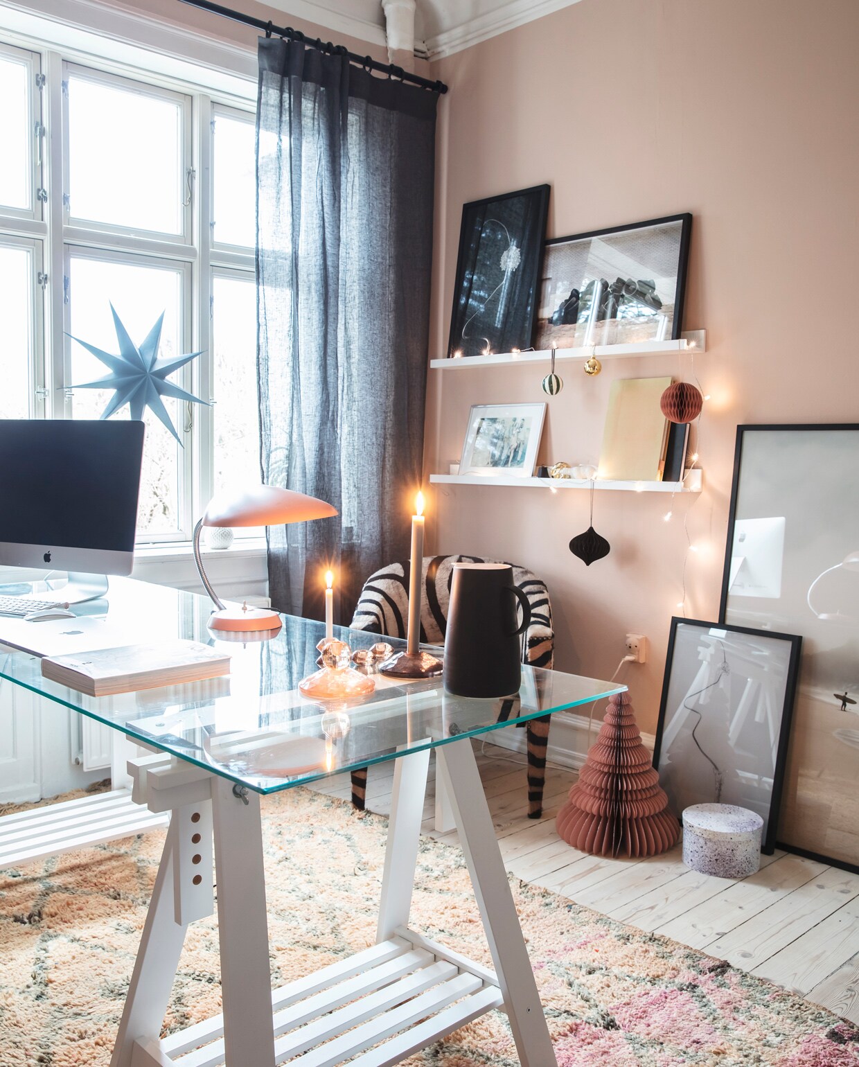 Werktafel Ikea met op maat gemaakte glasplaat. Tafellamp Gubi. Vloerkleed uit Marokko. Kerstdecoraties Broste Copenhagen. Overig herkomst onbekend. vtwonen 12-2021 | productie LivingInside | styling Rikke Graff Juel | fotografie Christina Kayser O