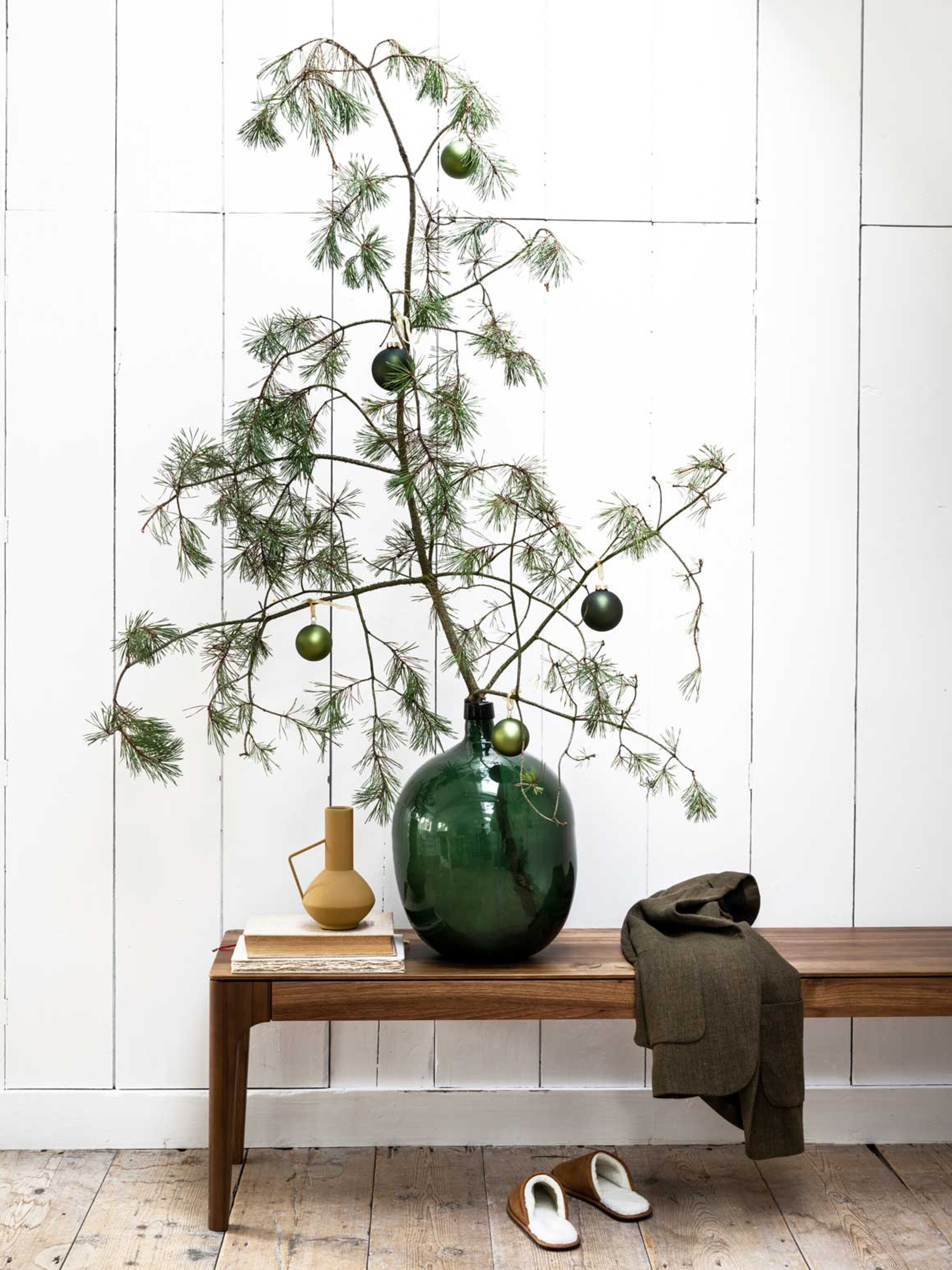 dit is waarom een minimalistische kerstboom allesbehalve saai is en zo style je hem