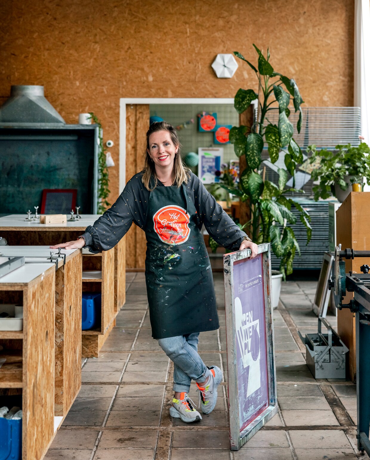 ‘Naast de beeldtaal gaat zeefdrukken voor mij over kijken en voelen, en onderzoeken wat wel of niet werkt. Ik vind het heel interessant om met vormen te werken en zo een nieuwe taal te ontdekken. Ik heb op klein formaat collages gemaakt en die inspireren mij nu weer voor mijn Open Werkplaats-posters.’ vtwonen 11-2021 | tekst Bartjan Bouman | Fotografie Ernie Enkelaar