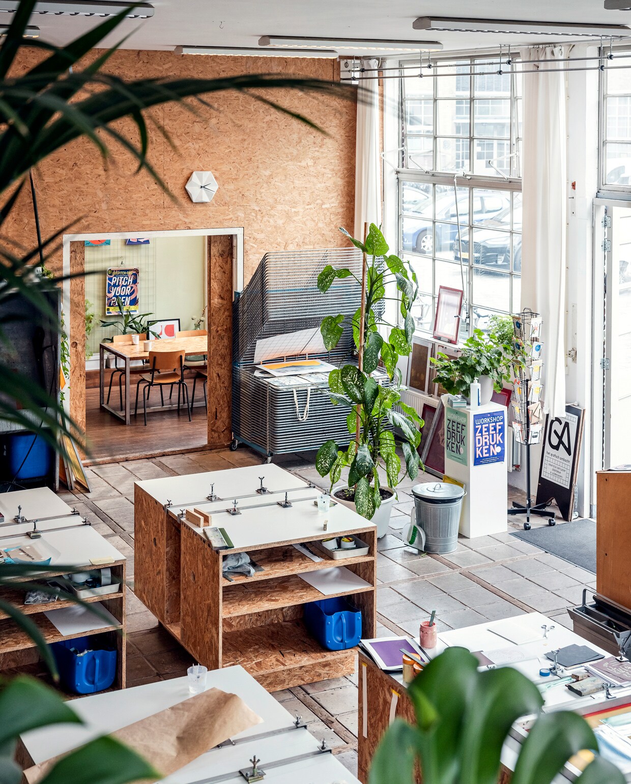 ‘Als ik met vakantie ben, dan mis ik deze plek echt: de ruimtelijkheid, de sfeer, de planten en het is er heerlijk licht. Al mijn materialen staan er, hier kan ik alles maken wat ik wil. Het is lekker om een apart atelier te hebben: het is fijn om de deur achter je dicht te doen en naar huis te gaan. Mijn huis is de helft zo groot, daar zou ik dit allemaal niet kunnen doen.’ vtwonen 11-2021 | tekst Bartjan Bouman | Fotografie Ernie Enkelaar