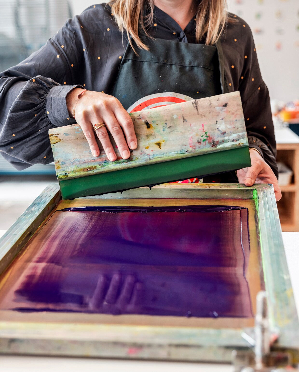 ‘Met de rakel vul ik de gaatjes van het zeef­drukraam met inkt. Zeefdrukken vergt tijd en is arbeidsintensief. Voor elke kleur inkt herhaal je dat proces en per kleur maak je een andere film. Zo bouw je een zeefdruk op uit meerdere lagen.’ vtwonen 11-2021 | tekst Bartjan Bouman | Fotografie Ernie Enkelaar