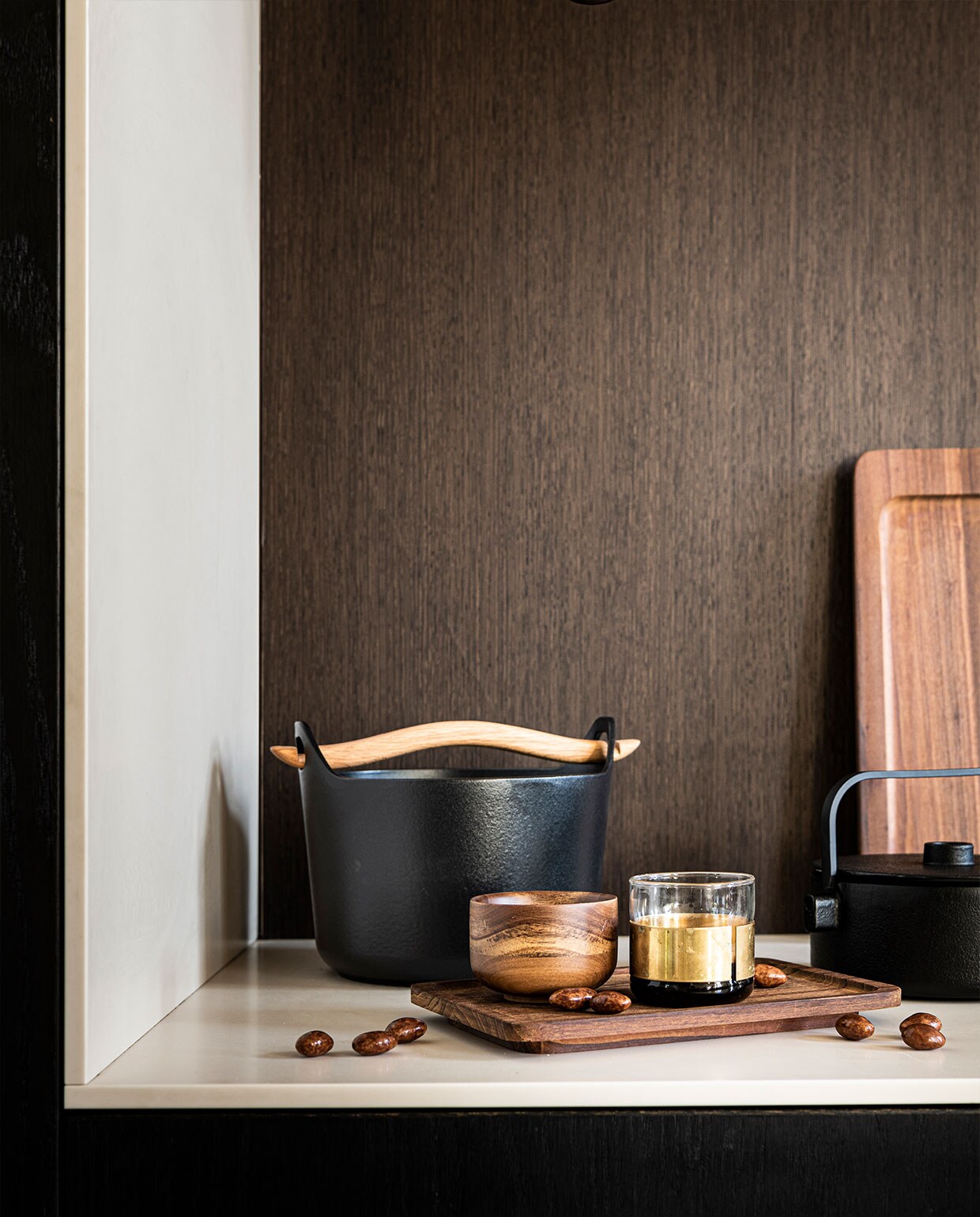 Gietijzeren pan met houten handvat van Iitalla € 92,-, rechthoekige borden van hout in twee maten, van Serax per stuk vanaf € 25,-, houten mok van Serax € 13,60, glas met messing band van Serax € 17,99, gietijzeren theepot van Serax € 92,- (vtwonen.nl). vtwonen 11-2021 | styling Danielle Verheul | fotografie Sjoerd Eickmans | m.m.v. Soekijad (vloer) | assistentie Sanne Ketelaar, Niels Kist, Kula van den Broek