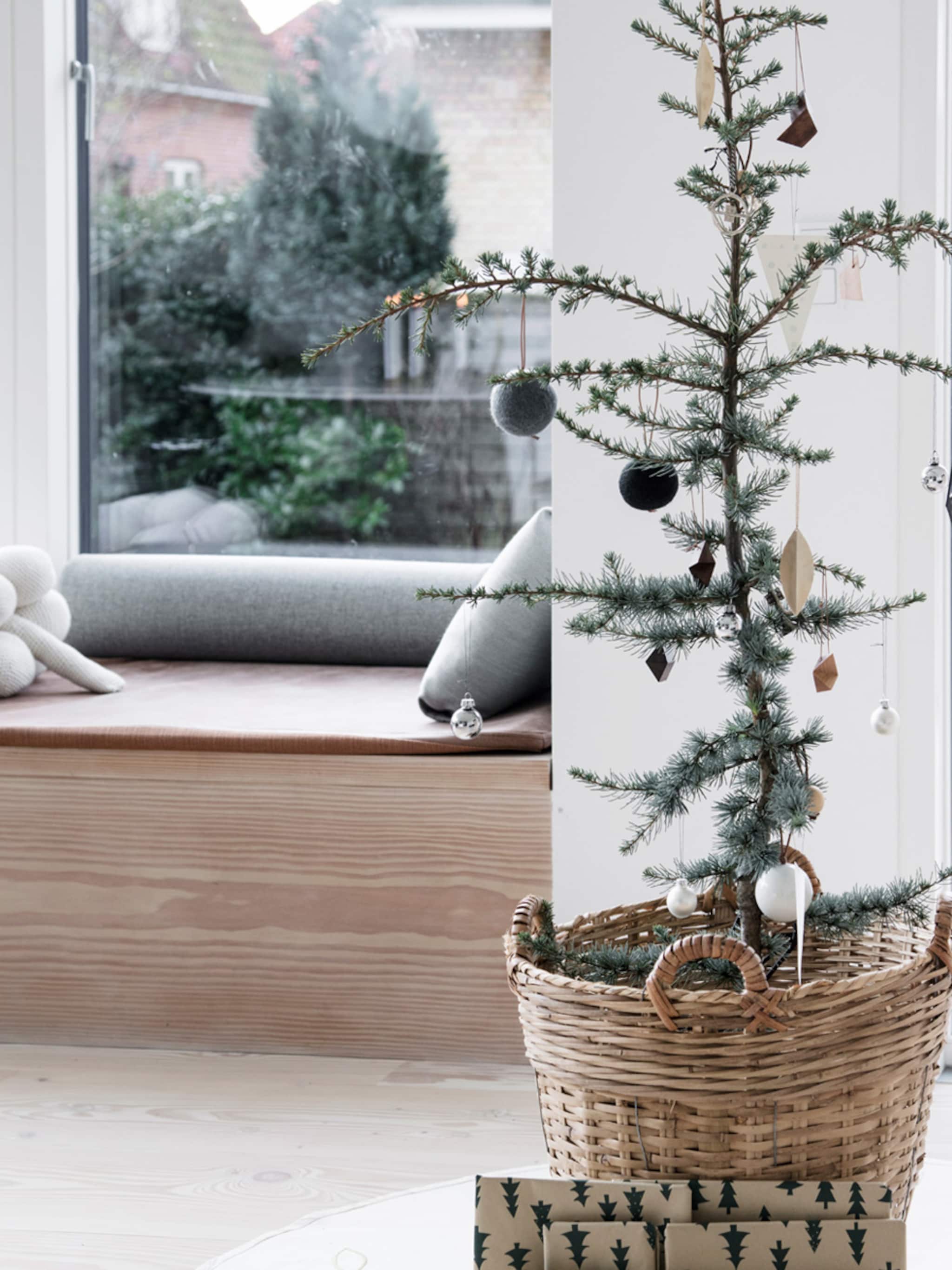 weinig ruimte in huis neem een paar kleine kerstbomen in plaats van een grote
