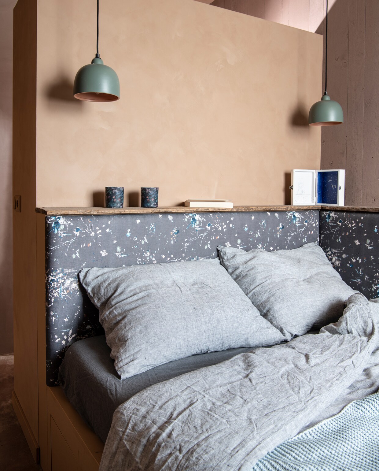 Bed is eigen ontwerp en bekleed met Japanse stof, gekocht via Etsy. Dekbedovertrek By Mölle. Plaid Ikea. Hanglampjes Serax. Wit kijkdoosje van kunstenaar Tisja Kljakovic Braic. Potjes Sissy-Boy. Op de muur natuurlijke kalkverf in de kleur Artisan Tan van Pure &amp; Original Paint. vtwonen 11-2021 | styling Esther Jostmeijer | productie Insidehomepage | fotografie Louis Lemaire tekst Inge van Lieshout | tekstbewerking Sunna Borghuis