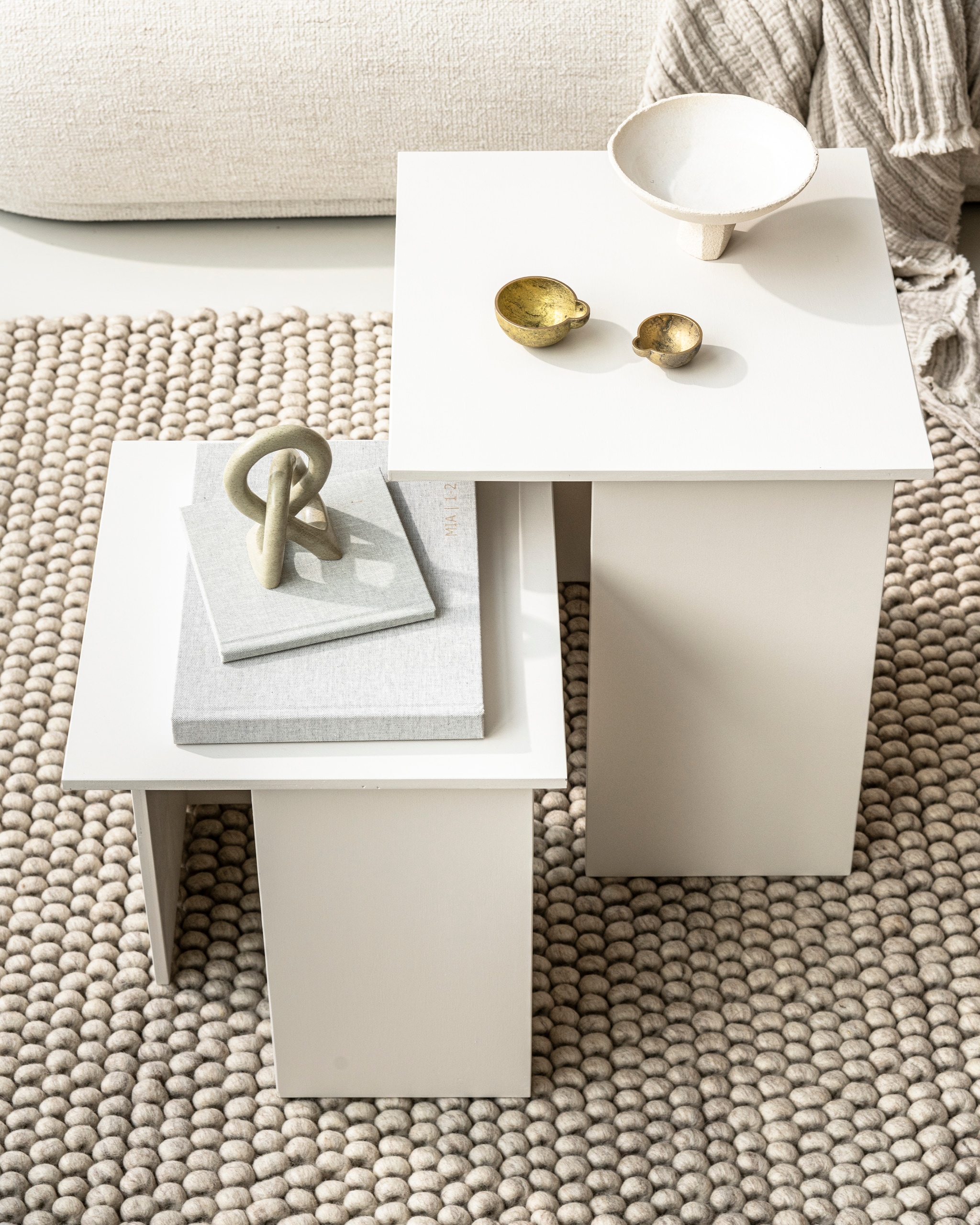 Bouclé driezitsbank Rico van Ferm Living € 2985,-. Wollen vloerkleed Peas van Hay, 200×300 cm € 999,-. Witte schaal Rock Vessel van Marlies Huybs € 130,-. Spekstenen object Kisii S € 25,-, rechthoekig kussen van Marleen van Haaften in samenwerking met Studio Yen € 75,-, messing olielampjes van Casegoods, set € 30,- (studio-yen.com). Kussen Moroccan stripe € 105,- (billierose.be). Overig privébezit. vtwonen 10-2021 |  productie &amp; styling kim van rossenberg | uitvoering Richard van Meerveld | fotografie Sjoerd Eickmans