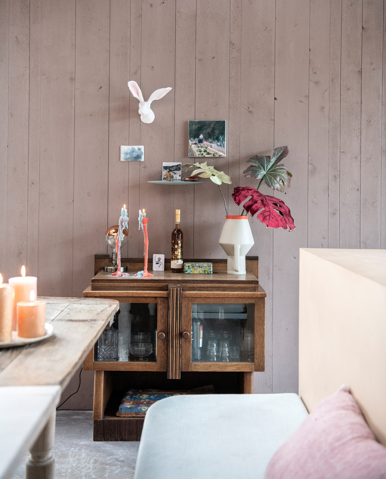 Antiek theemeubel Vivre Interieur Authentique. Lamp Ikea. Kaarsen, hazenkop en wandplank Studio de Winkel. Vaas Return to Sender. Schilderijen van onder anderen Marleen Kleiberg via Etsy. Overig herkomst onbekend. vtwonen 11-2021 | styling Esther Jostmeijer | productie Insidehomepage | fotografie Louis Lemaire tekst Inge van Lieshout | tekstbewerking Sunna Borghuis