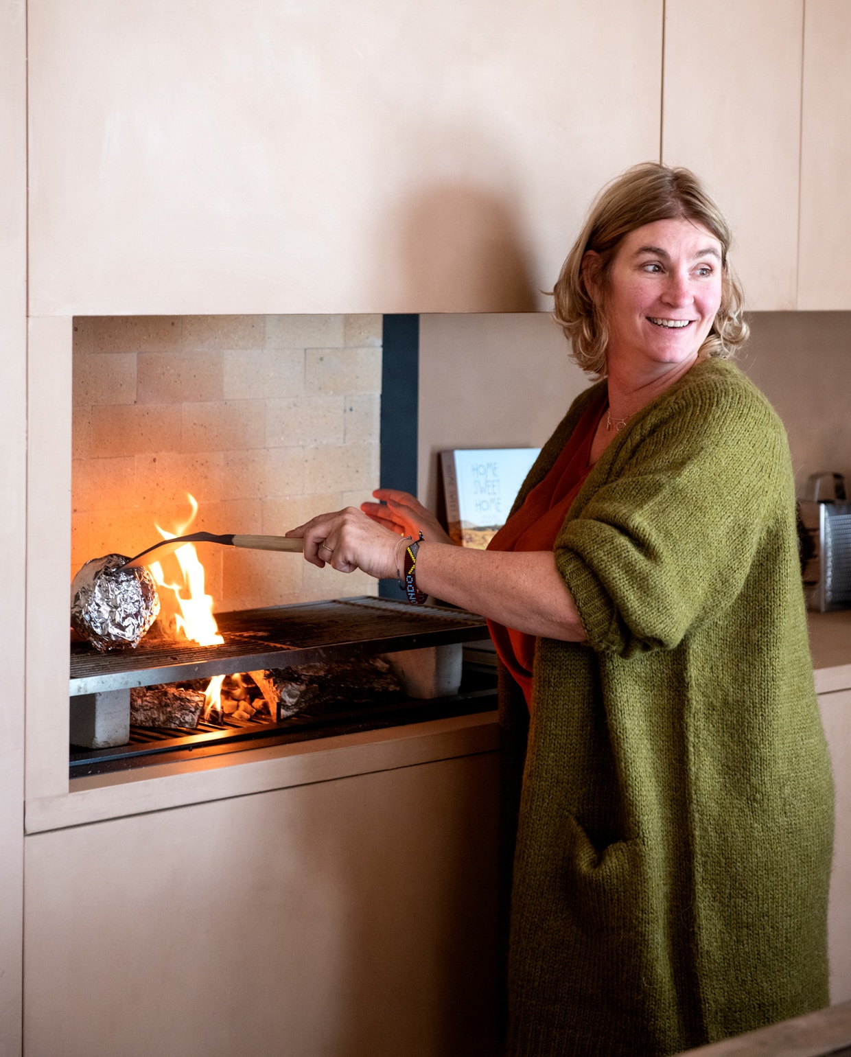 Larissa aan het koken. vtwonen 11-2021 | styling Esther Jostmeijer | productie Insidehomepage | fotografie Louis Lemaire tekst Inge van Lieshout | tekstbewerking Sunna Borghuis