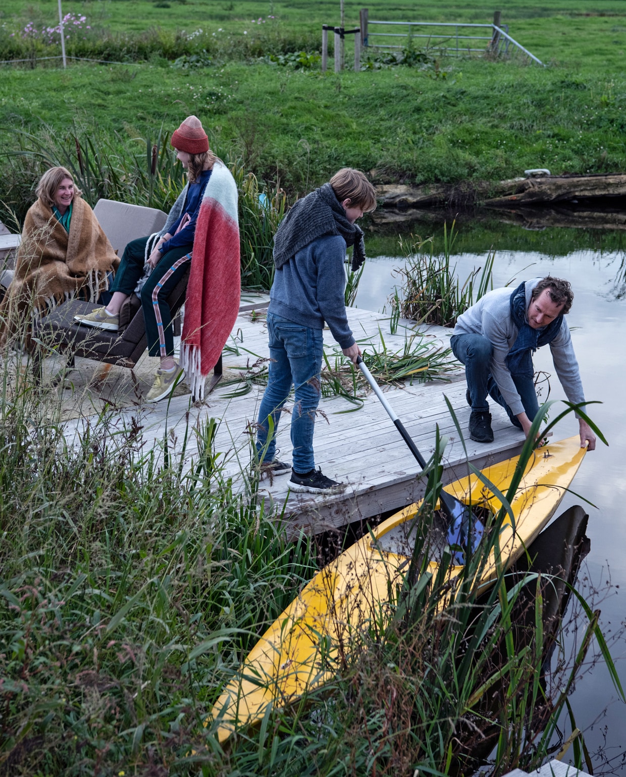 Gezin Larissa met de kano vtwonen 11-2021 | styling Esther Jostmeijer | productie Insidehomepage | fotografie Louis Lemaire tekst Inge van Lieshout | tekstbewerking Sunna Borghuis
