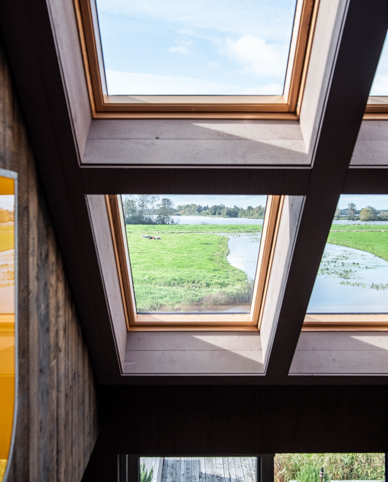 Uitzicht over de Reeuwijkse Plassen door de grote ramen. vtwonen 11-2021 | styling Esther Jostmeijer | productie Insidehomepage | fotografie Louis Lemaire tekst Inge van Lieshout | tekstbewerking Sunna Borghuis
