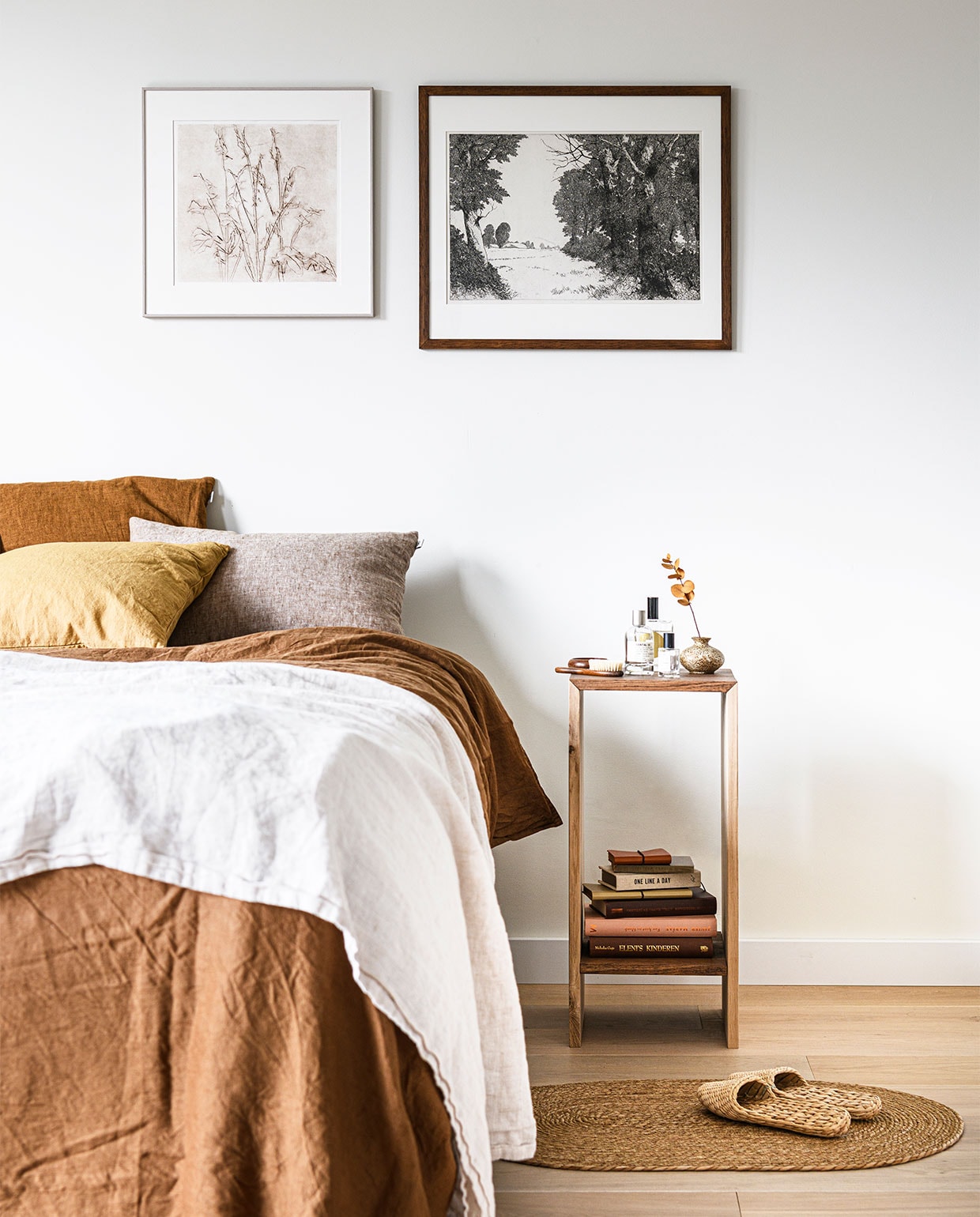 Verwassen linnen dekbedovertrek, kleur tabak, 240×220 cm € 79,99, linnen deken, 140×190 cm € 79,99 (zarahome.com). Spray by Lingua Planta met goudkleurig rond label € 28,- (kikubari.nl). Houten borstel € 9,99 (themodernman.co.uk). Parfum Santal 33 van Le Labo Fragrances, 100 ml € 237,- (skins.nl). Parfum Nurture,30 ml € 82,- (gray-label.nl). Vaas (kringloopwinkel). Overig privébezit. vtwonen 11-2021 | styling Kim van Rossenberg | uitvoering Richard van Meerveld | fotografie Sjoerd Eickmans