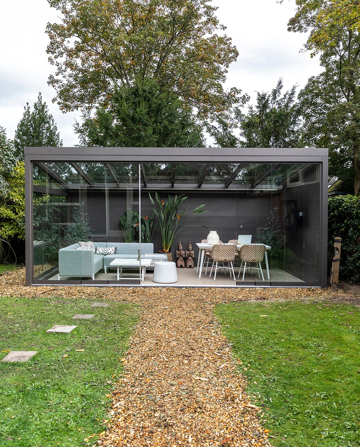 Na de make-over. Door weer en wind: 4 voordelen van een vrijstaande tuinkamer - Verasol - Bakkum
