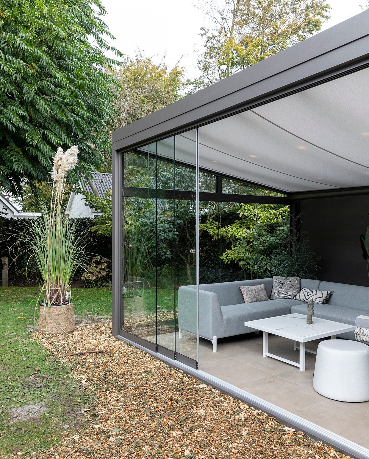 beeld vtwonen Door weer en wind: 4 voordelen van een vrijstaande tuinkamer - Verasol - Bakkum