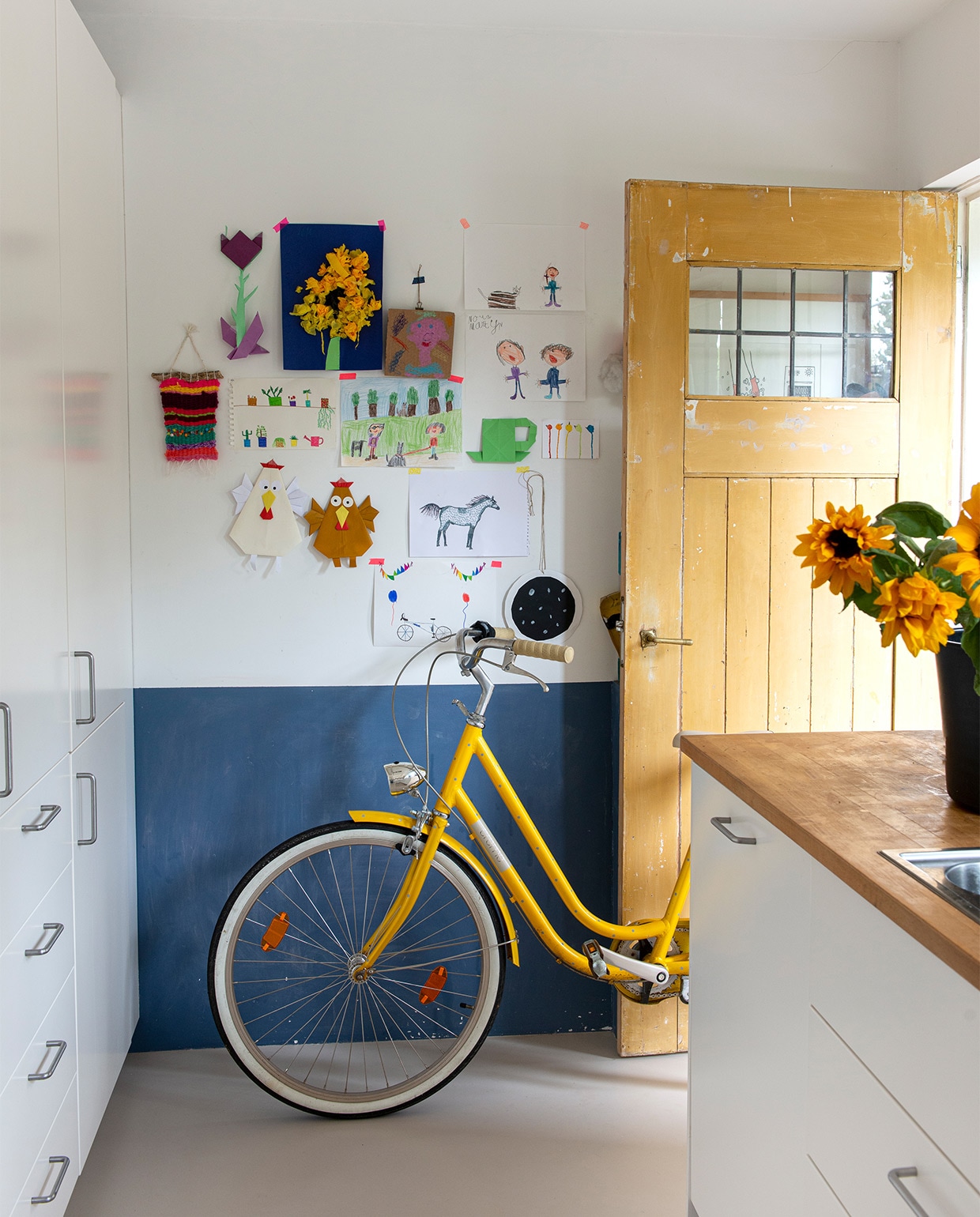 Keuken Ikea, fiets Creme Cycles. Blauwe krijtbordverf herkomst onbekend. vtwonen 07-2021 | styling Jeske Weel | fotografie Caroline Coehorst