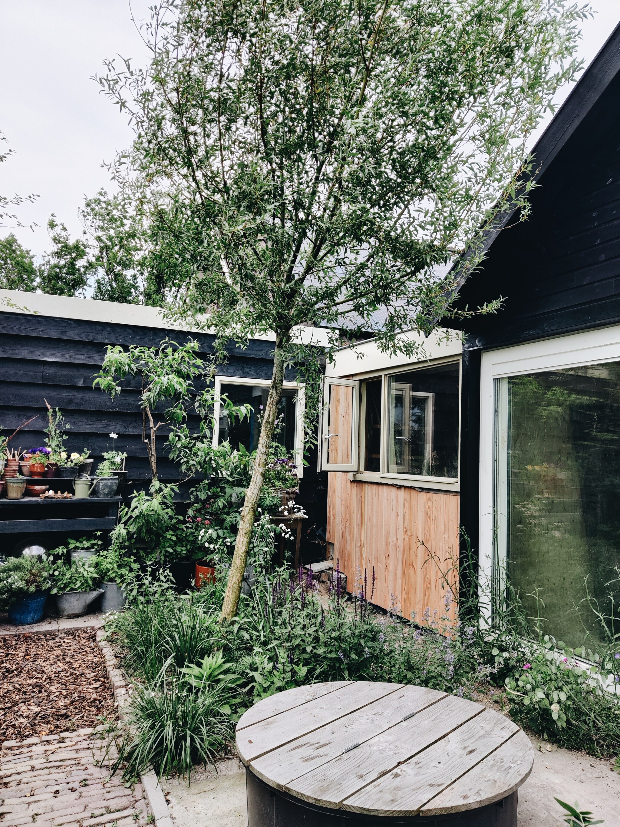 Het tuinhuis is helemaal van hout.