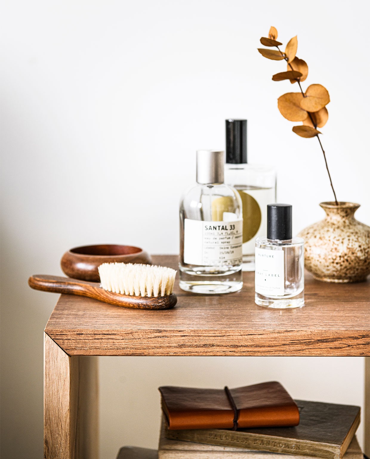 Spray by Lingua Planta met goudkleurig rond label € 28,- (kikubari.nl). Houten borstel € 9,99 (themodernman.co.uk). Parfum Santal 33 van Le Labo Fragrances, 100 ml € 237,- (skins.nl). Parfum Nurture,30 ml € 82,- (gray-label.nl). Vaas (kringloopwinkel). Overig privébezit. vtwonen 11-2021 | styling Kim van Rossenberg | uitvoering Richard van Meerveld | fotografie Sjoerd Eickmans