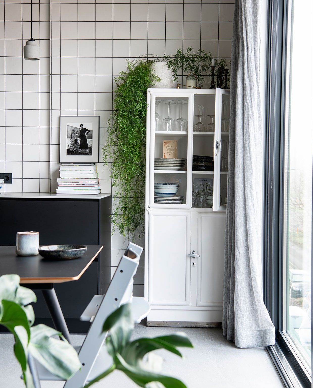 Wandtegels Equipe Country Blanco via Tegelhuys. Hanglamp Zuiver. Foto Paul Huf. Eettafel Stick van Eijerkamp. Tripp Trapp kinderstoel Stokke. Bord Serax. Kop Sissy-Boy. Apothekerskast Oldwood. Gordijnen Hema. vtwonen 11-2021 | productie Insidehomepage | styling en tekst Inge van Lieshout | fotografie Louis Lemaire | tekstbewerking Jack Meijers