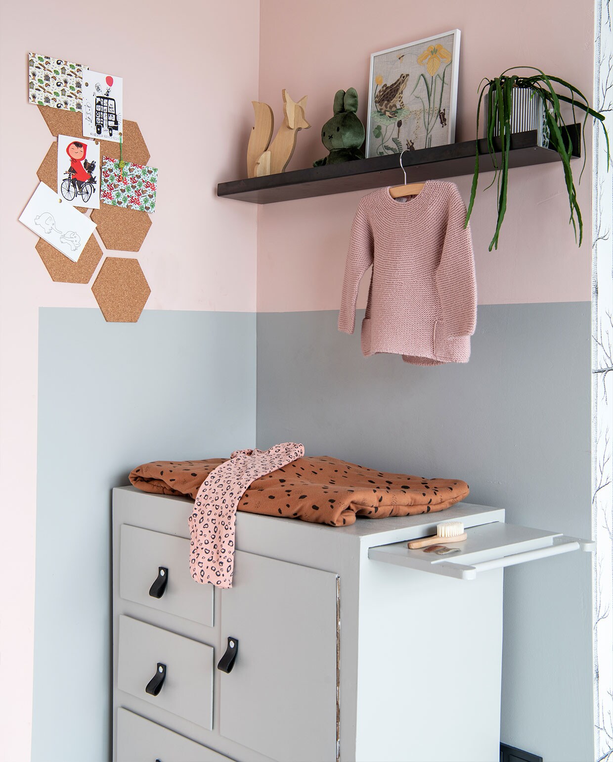 Commode Markplaats. Houten plank eigen fabricaat. Houten vos Sissy-Boy. Stoffen Nijntje Winkel van Nijntje. Borduurwerk door Laurens oma. Kurktegels bol.com. Verf Bleekroze van Karwei. Grijze verf Neushoorn van Gamma. vtwonen 11-2021 | productie Insidehomepage | styling en tekst Inge van Lieshout | fotografie Louis Lemaire | tekstbewerking Jack Meijers