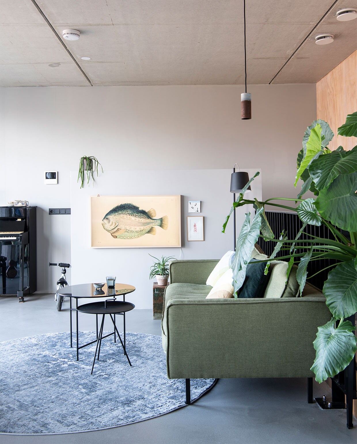 Pandomo K3 stuc als variant op een gietvloer. Bank Loods 5 Design. Herringbone kussens van Vitra via Groen + Akker. Groen kussen en plantenstandaard Intratuin. Vloerkleed Gusta. Hoge bijzettafel Loods 5. Lage bijzettafel Woood. Vloerlamp Zuiver. Hanglamp Roest van Van Joost voor Graypants. Tv Samsung Frame met camouflagebeeld vis. Tegel StoryTiles. Schilderij gekocht in een Parijse galerie. vtwonen 11-2021 | productie Insidehomepage | styling en tekst Inge van Lieshout | fotografie Louis Lemaire | tekstbewerking Jack Meijers