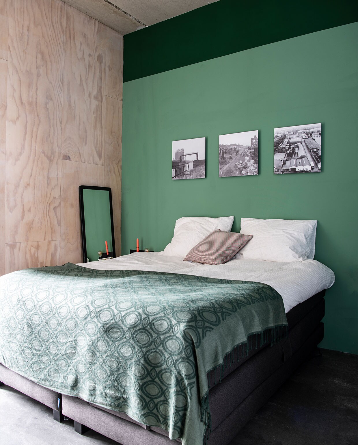 Gastenslaapkamer met bed Beter Bed. Groene sprei cadeau. Kussen Scholten &amp; Baijings by Textielmuseum via Groen + Akker. Muurverf Spar van Histor. Spiegel Ikea. Fotoafdrukken Havenbuurt Deventer. vtwonen 11-2021 | productie Insidehomepage | styling en tekst Inge van Lieshout | fotografie Louis Lemaire | tekstbewerking Jack Meijers